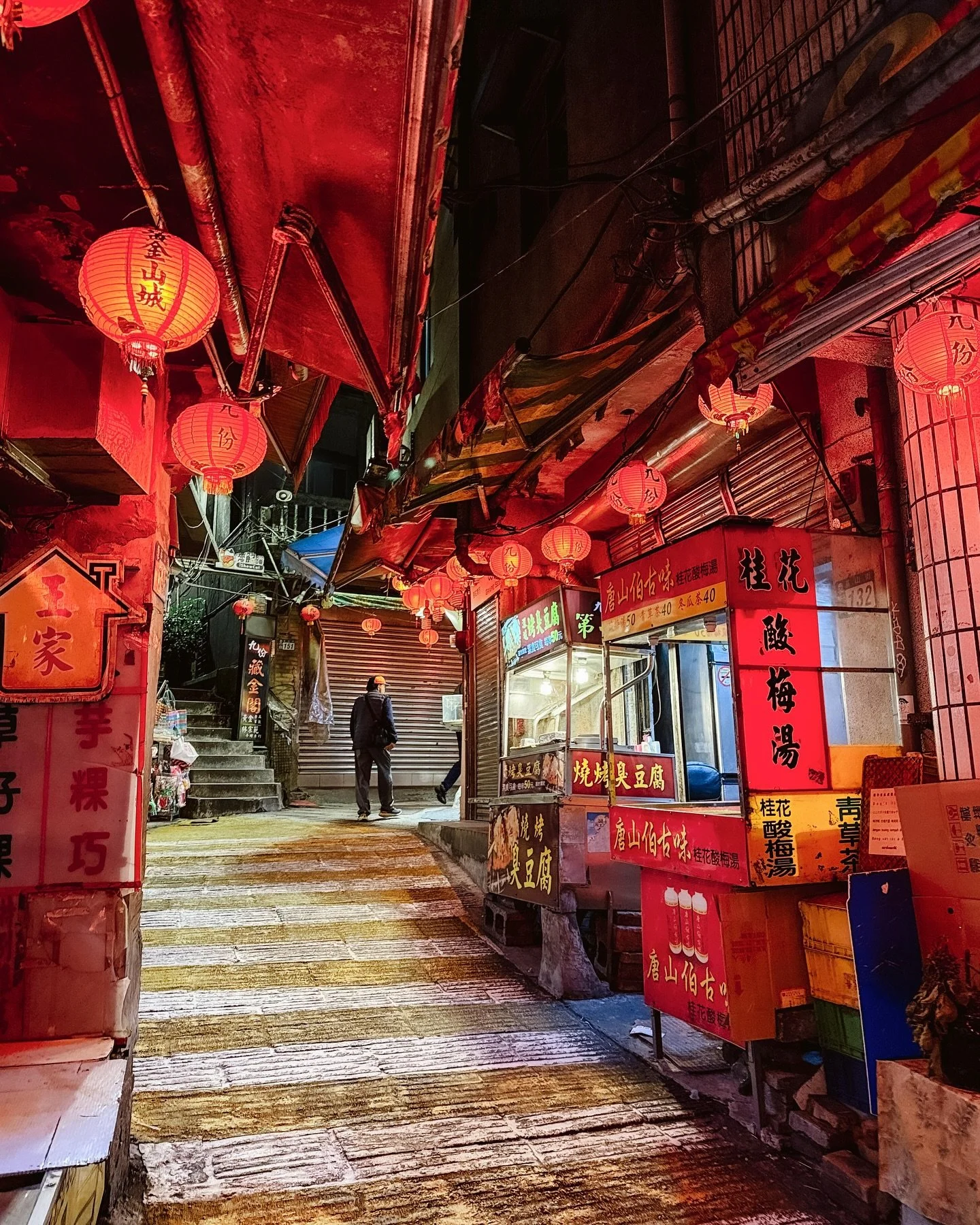 The many contrasts of Taipei, Taiwan &mdash; modern and ancient, urban and jungle &mdash; where the quotidian and the spiritual coexist. It was the Lunar New Year, and the year of the snake.
.
.
.
#asiaphotography #environmentalportrait #environmentp
