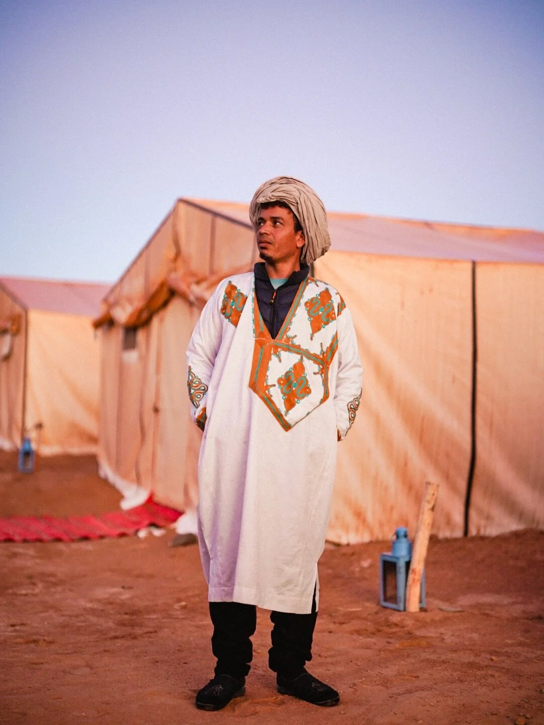 Waking up in the ever-orange glow of the Sahara can feel like a fresh beginning. I think places in nature that seem still and unchanging can recalibrate us a bit.
.
.
.
#moroccophotography #photojournalism #travelphotography #environmentalportrait #t