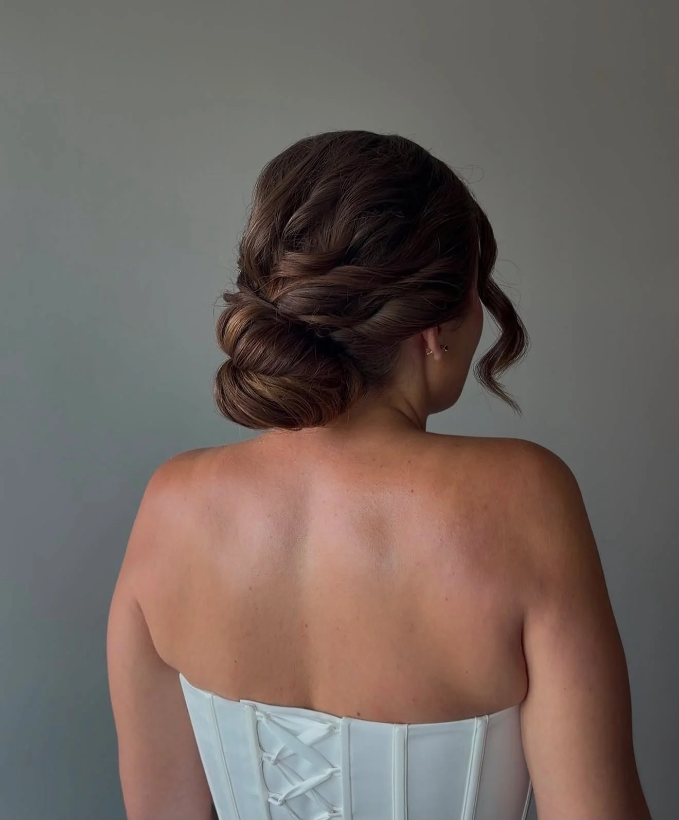Sleek straight bridal hairstyle with a veil and pearl necklace