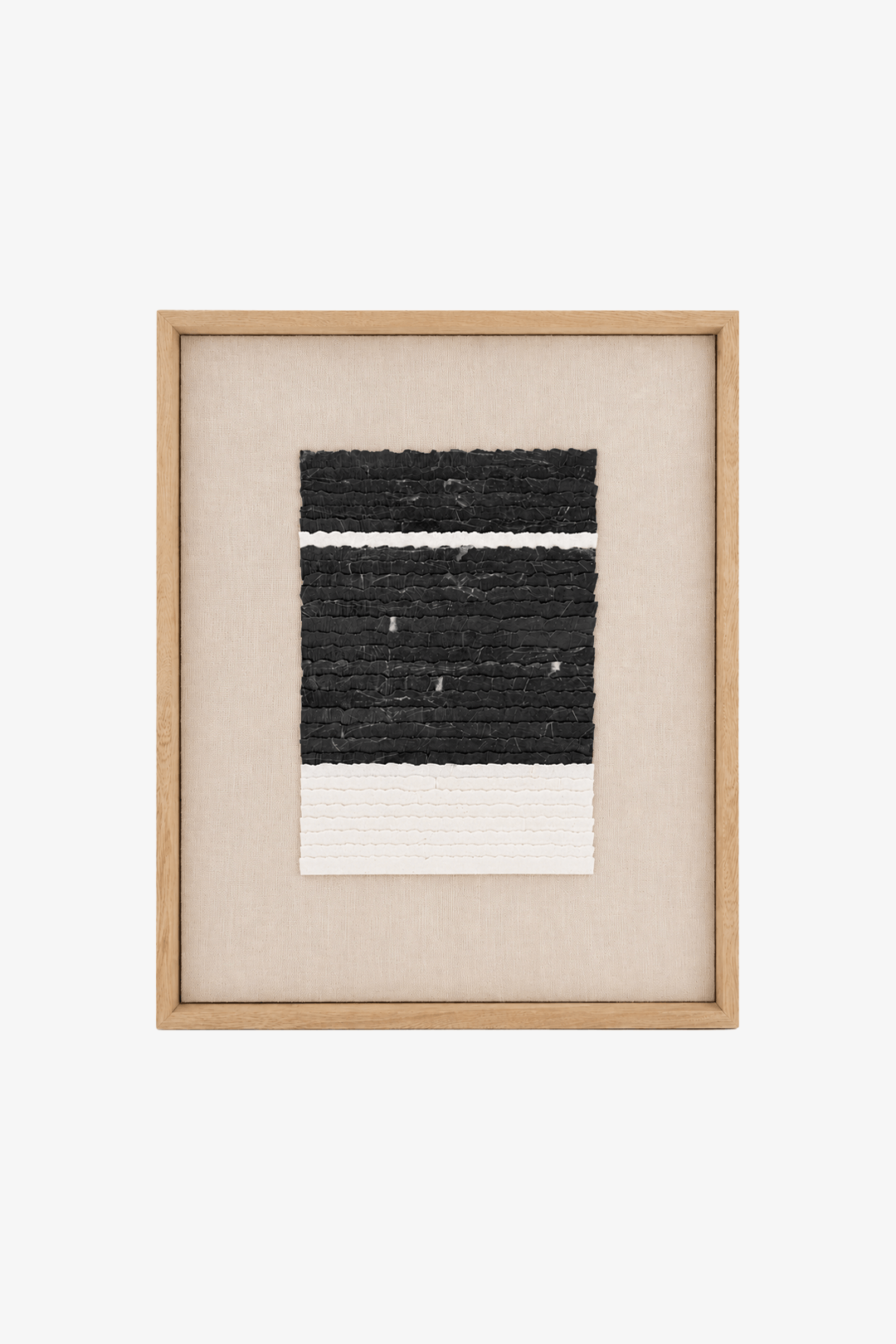 Cuadro con arte abstracto que tiene bloques de color negro y blanco en una estructura rectangular, enmarcado en madera.