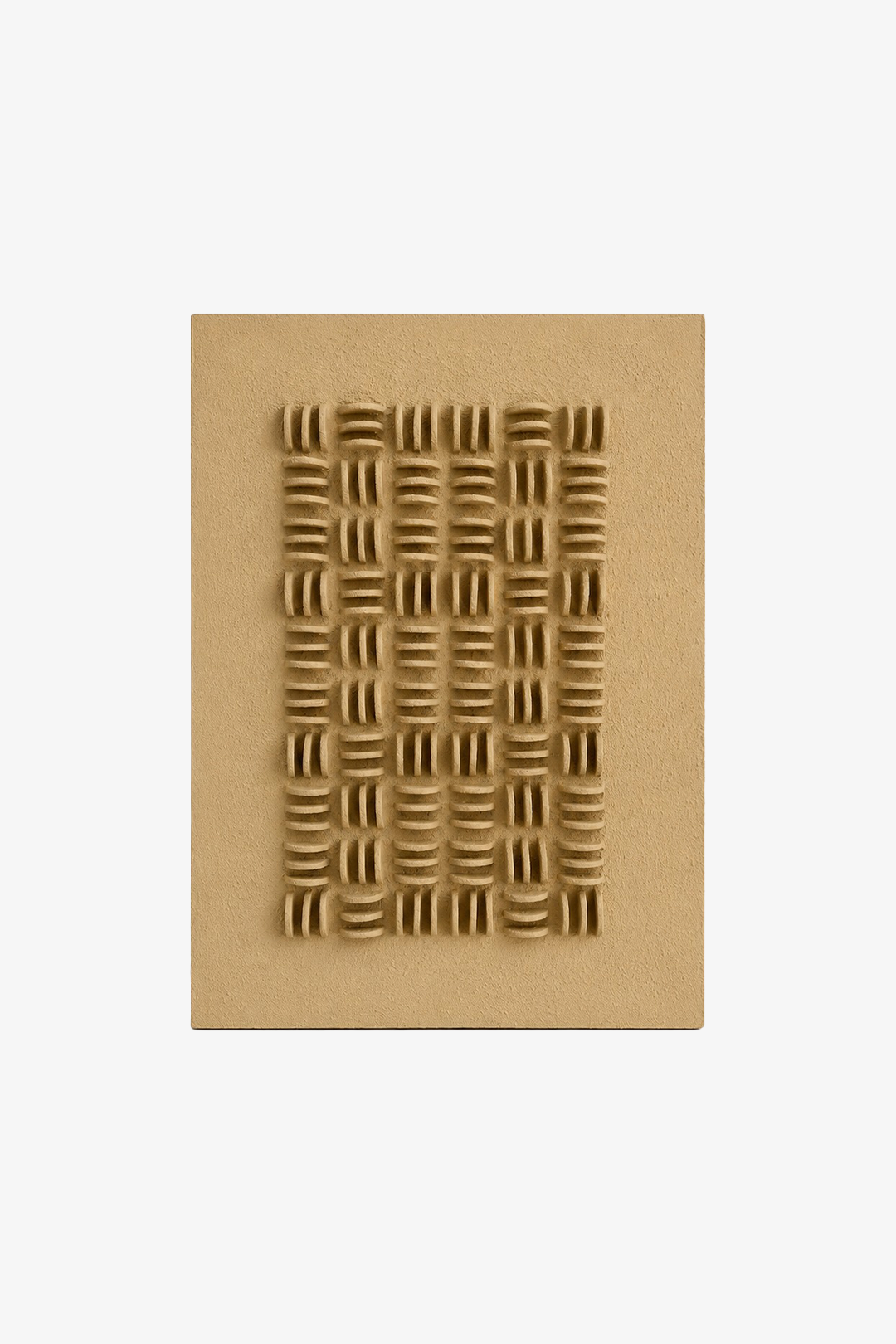 Figura decorativa de cerámica con patrón en forma de líneas y curvas, en color beige, sobre fondo blanco.