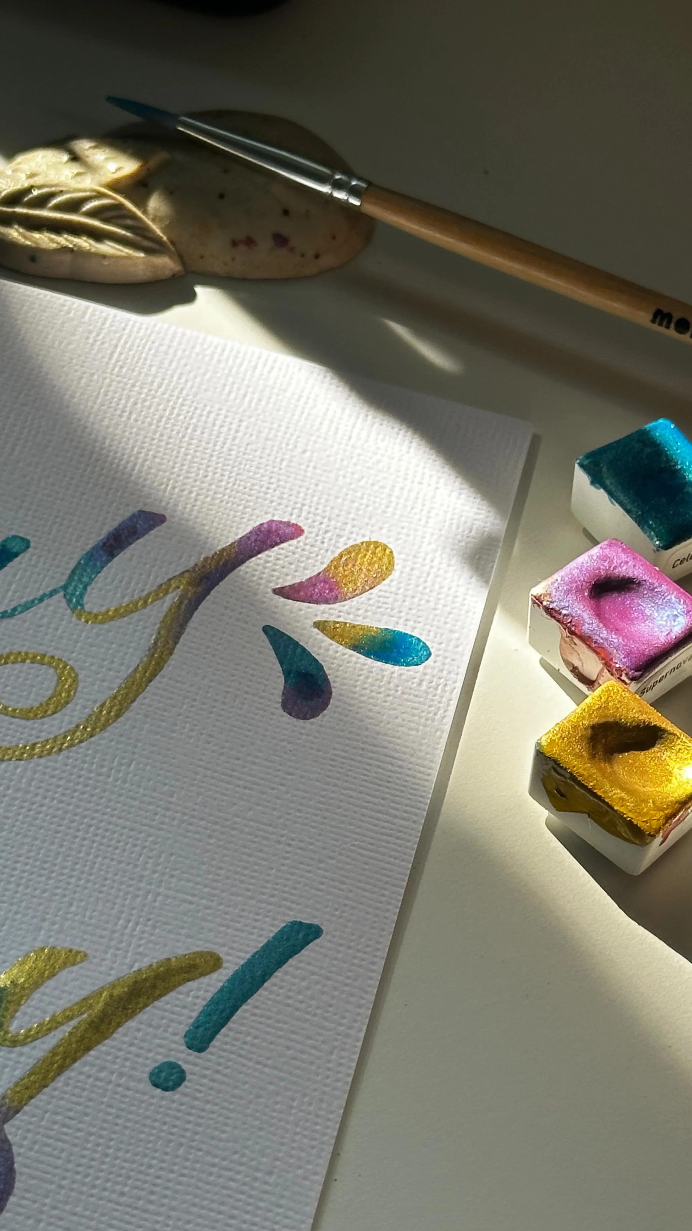 The steps to make a handmade card using shiny watercolors.
Isn’t this the most satisfying thing to do in the whole world?
.
.
.
#handmadecardsarethebest #rzoocards #moderncalligrapher #rzoocalligraphy #calligraphyletteringβοΈ #letteringartist
