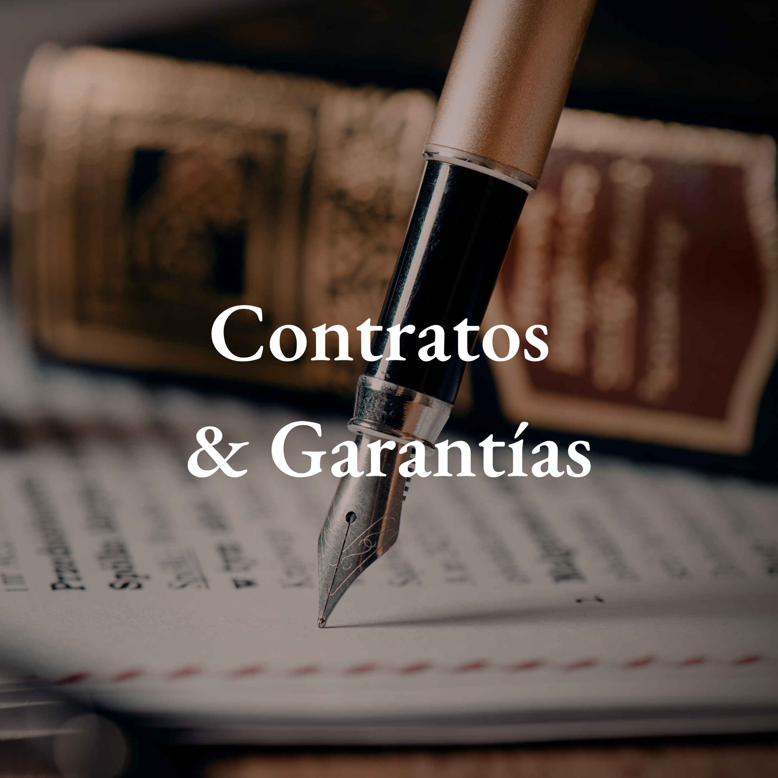 Un bolígrafo de pluma sobre un documento de contratos y garantías, con fondo desenfocado que parece un libro o una caja de oro.