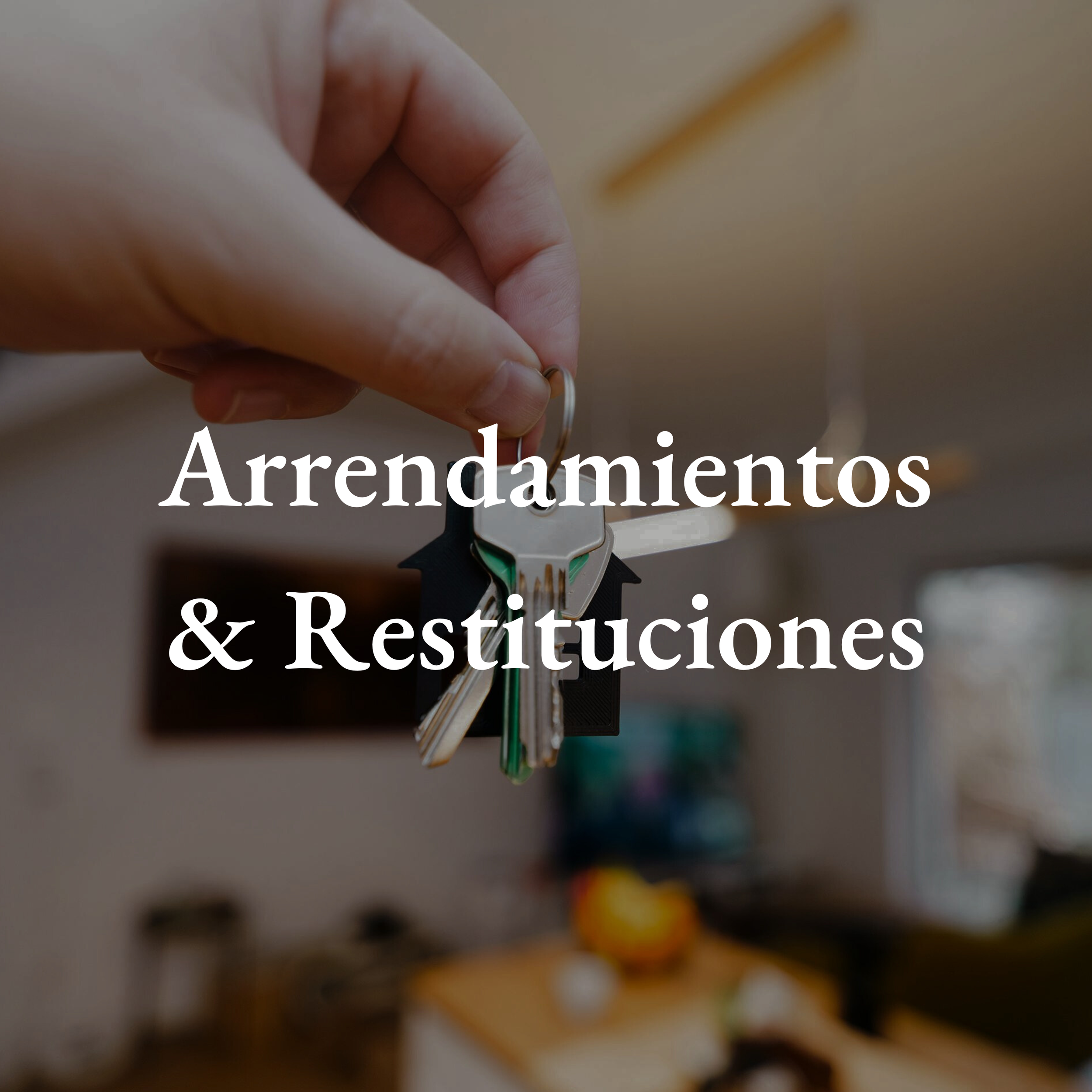 Mano sosteniendo un juego de llaves con una etiqueta que simula una casa, fondo de interior de vivienda, sobrepuesto con texto 'Arrendamientos & Restituciones'