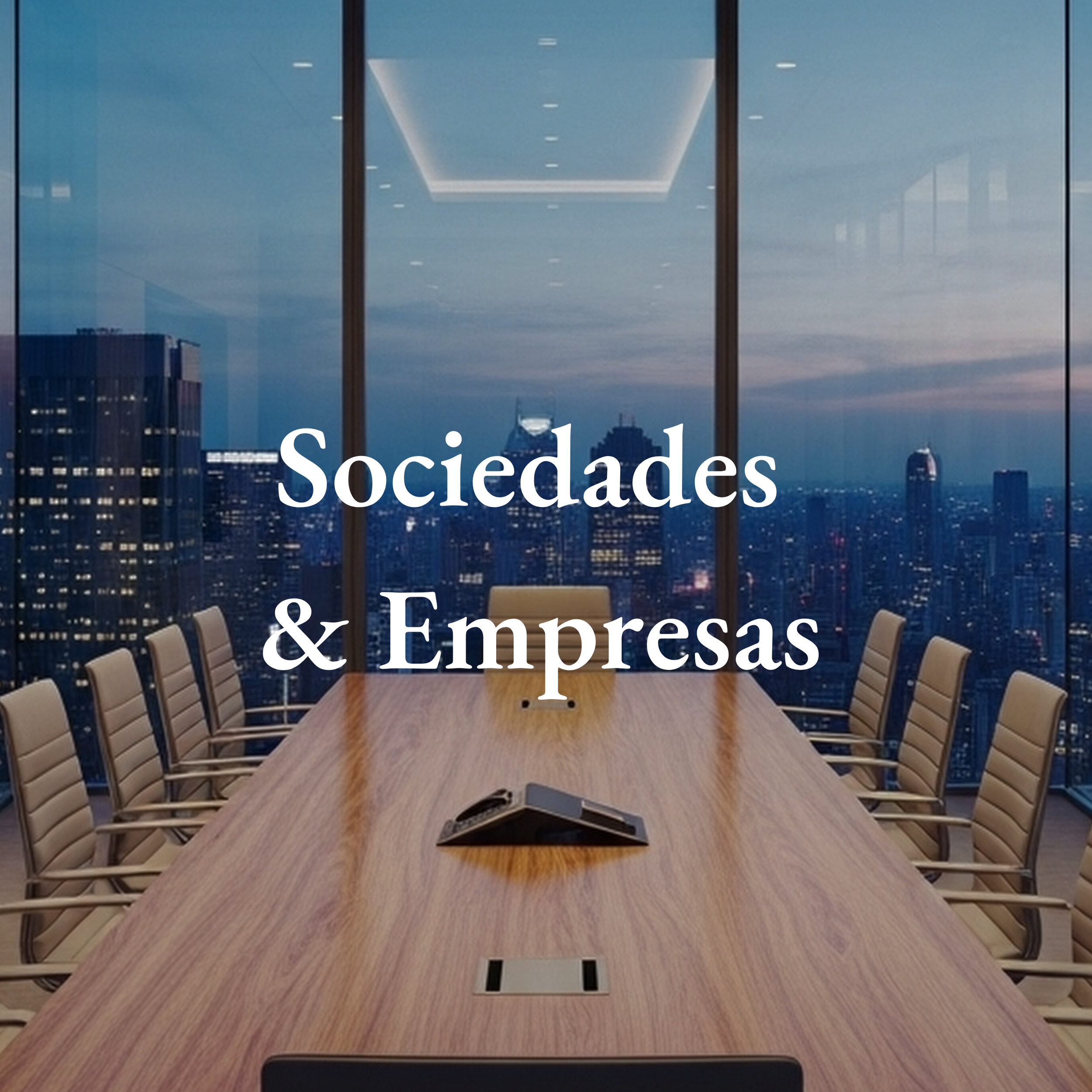 Sala de reuniones con vista a una ciudad durante el atardecer, mesa de madera grande con varias sillas de oficina alrededor, pantalla y micrófono en la mesa, y la frase "Sociedades & Empresas".