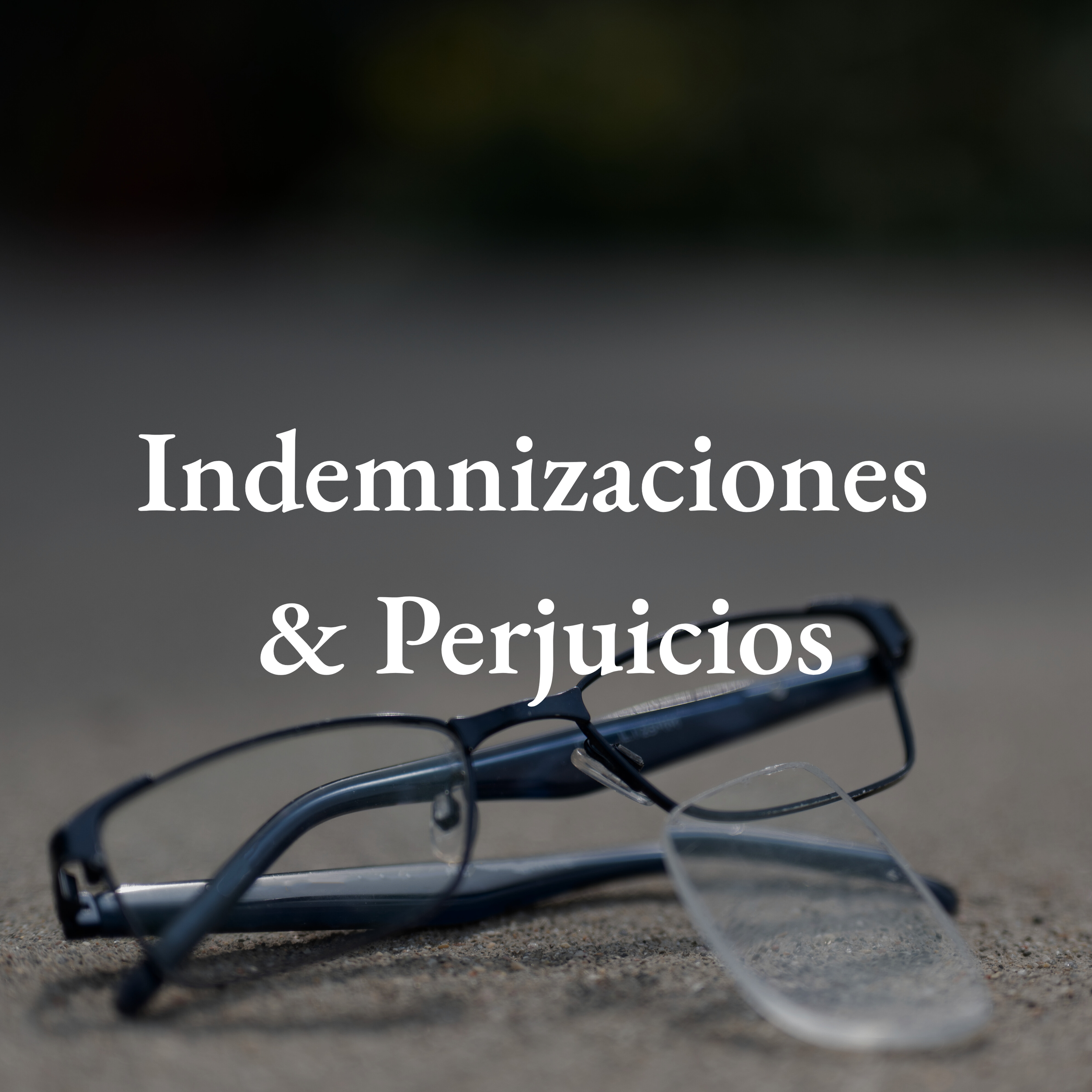 Gafas y lentes con la leyenda 'Indemnizaciones & Perjuicios' en un fondo oscuro.