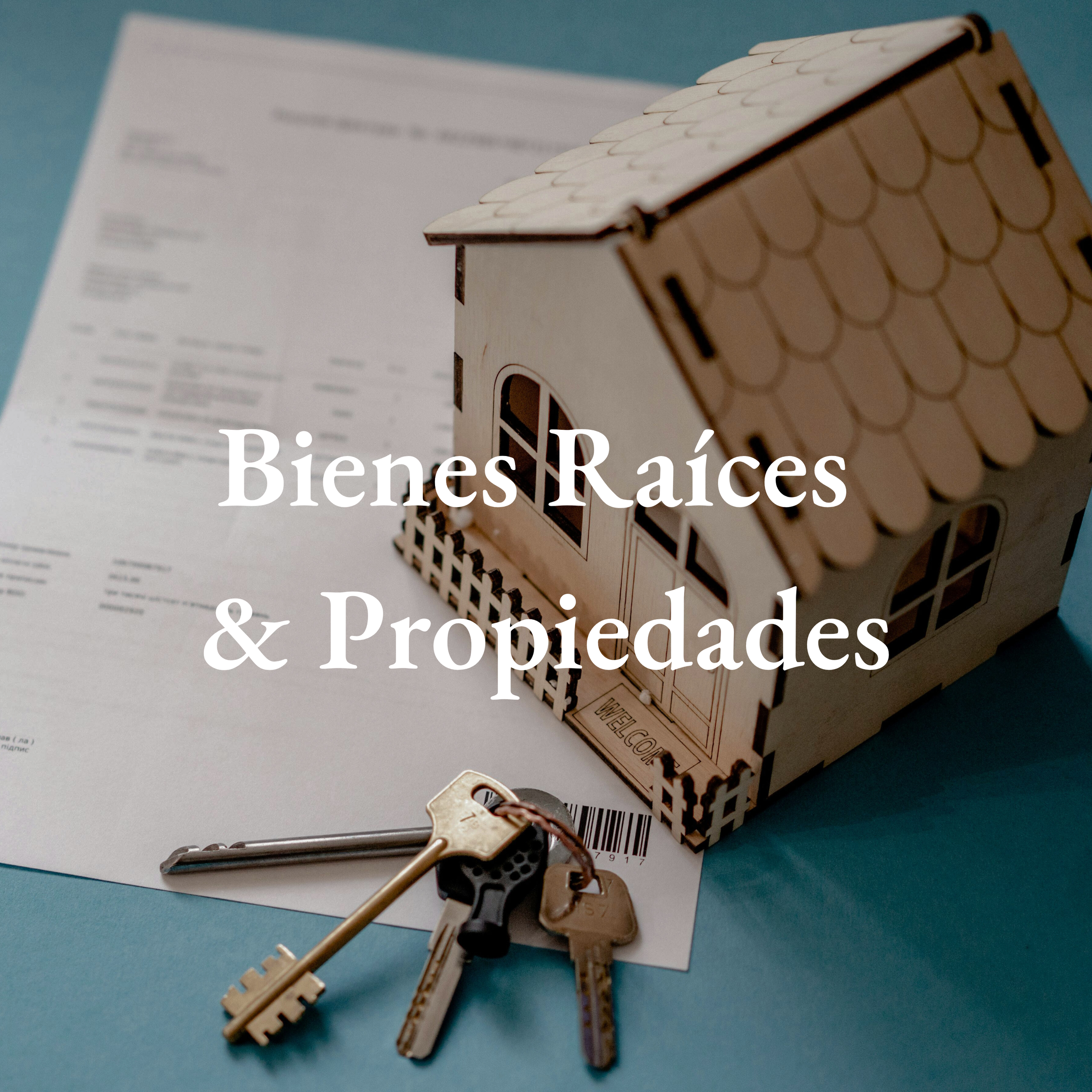 Modelo de casa de madera con llaves y documentos.