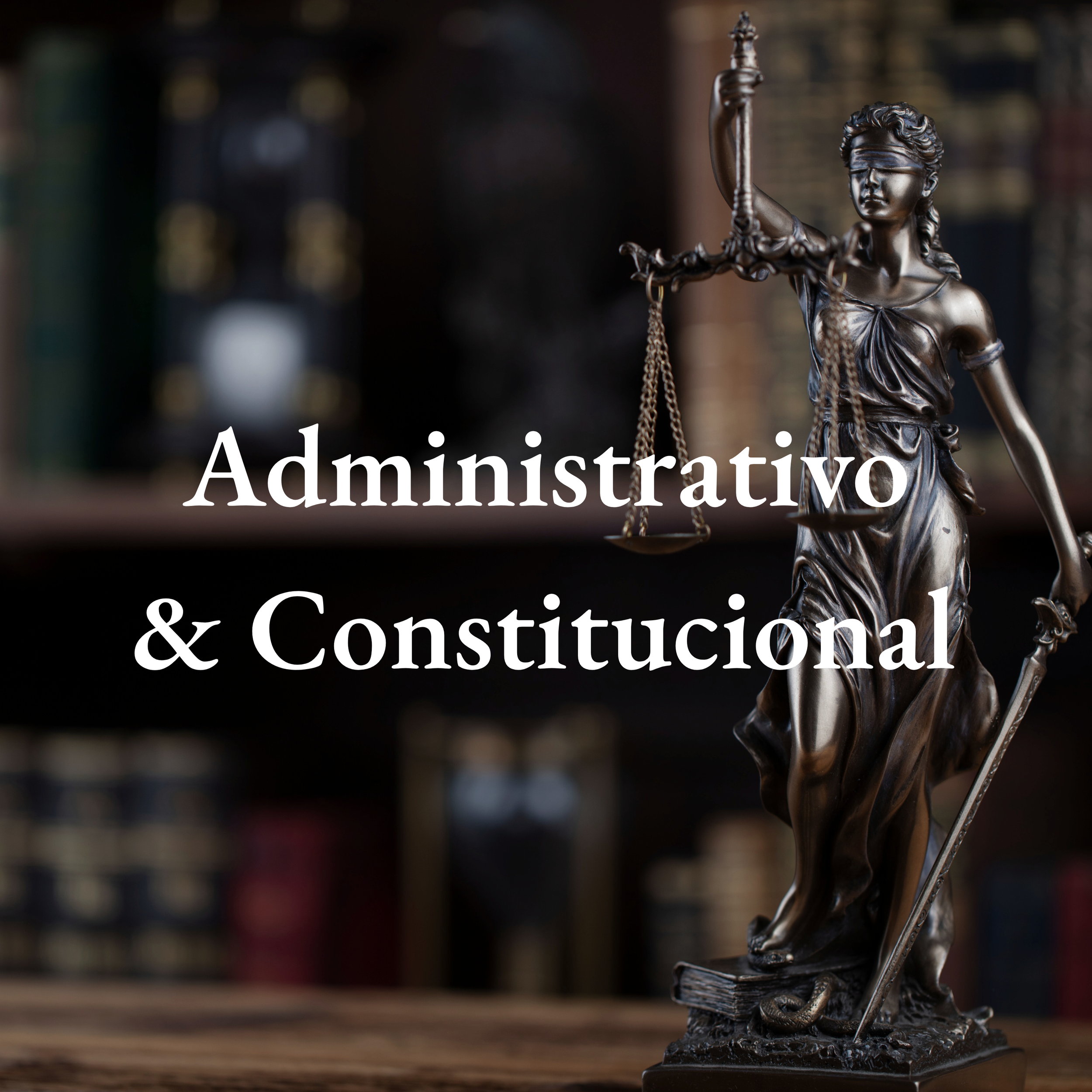 Estatua de la diosa de la justicia con venda en los ojos, sosteniendo la balanza y la espada, en un fondo de estantes con libros.