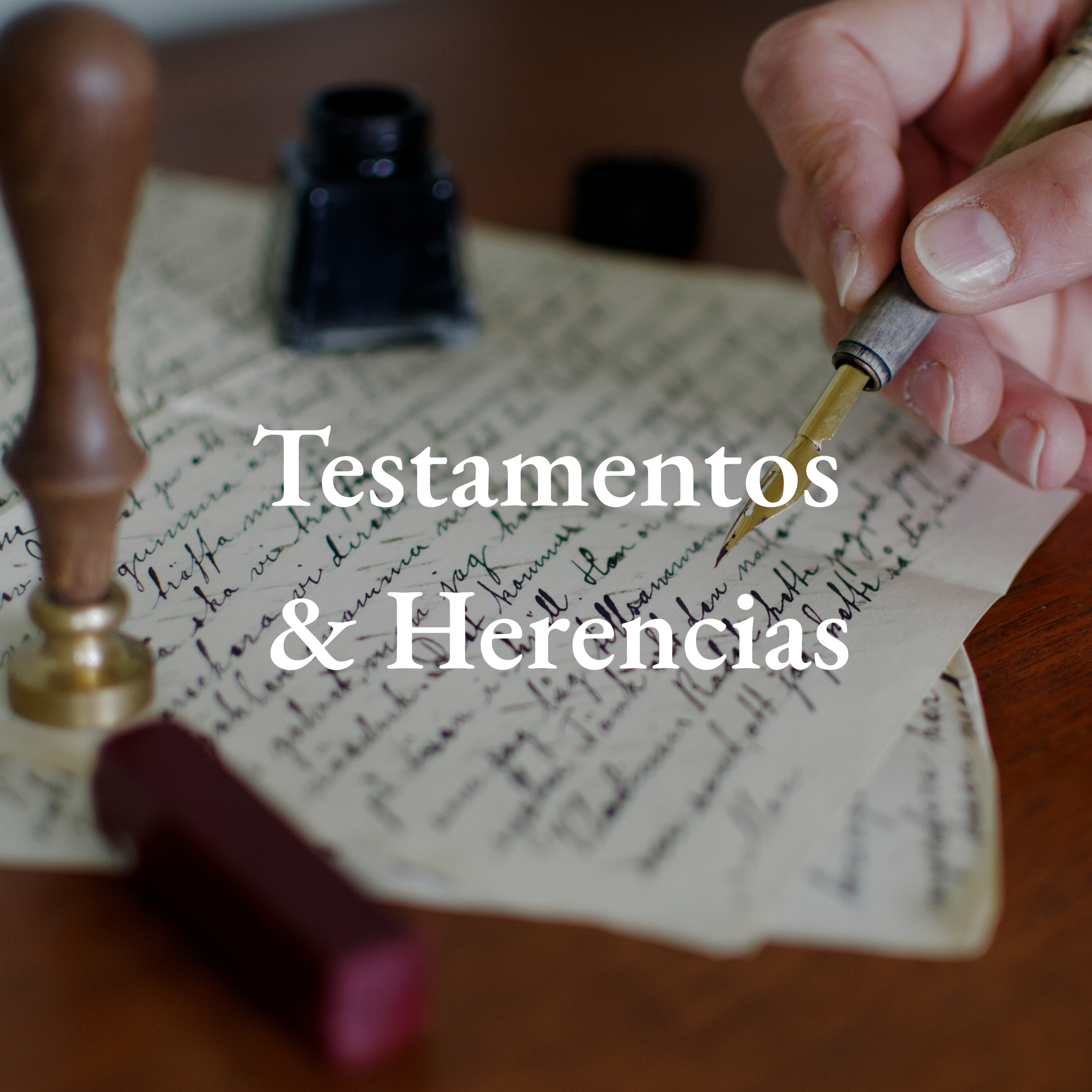 Una mano sosteniendo una pluma escribiendo en un documento manuscrito. Sobre la mesa hay un sello de goma, tinta y un sello en forma de cilindro. Texto en la imagen que dice 'Testamentos & Herencias'.