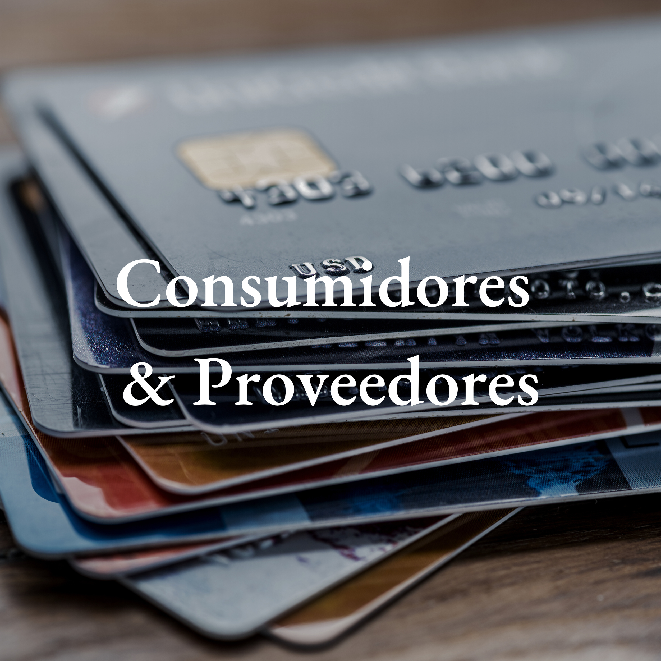 Varias tarjetas de crédito apiladas con texto superpuesto que dice 'Consumidores & Proveedores'.