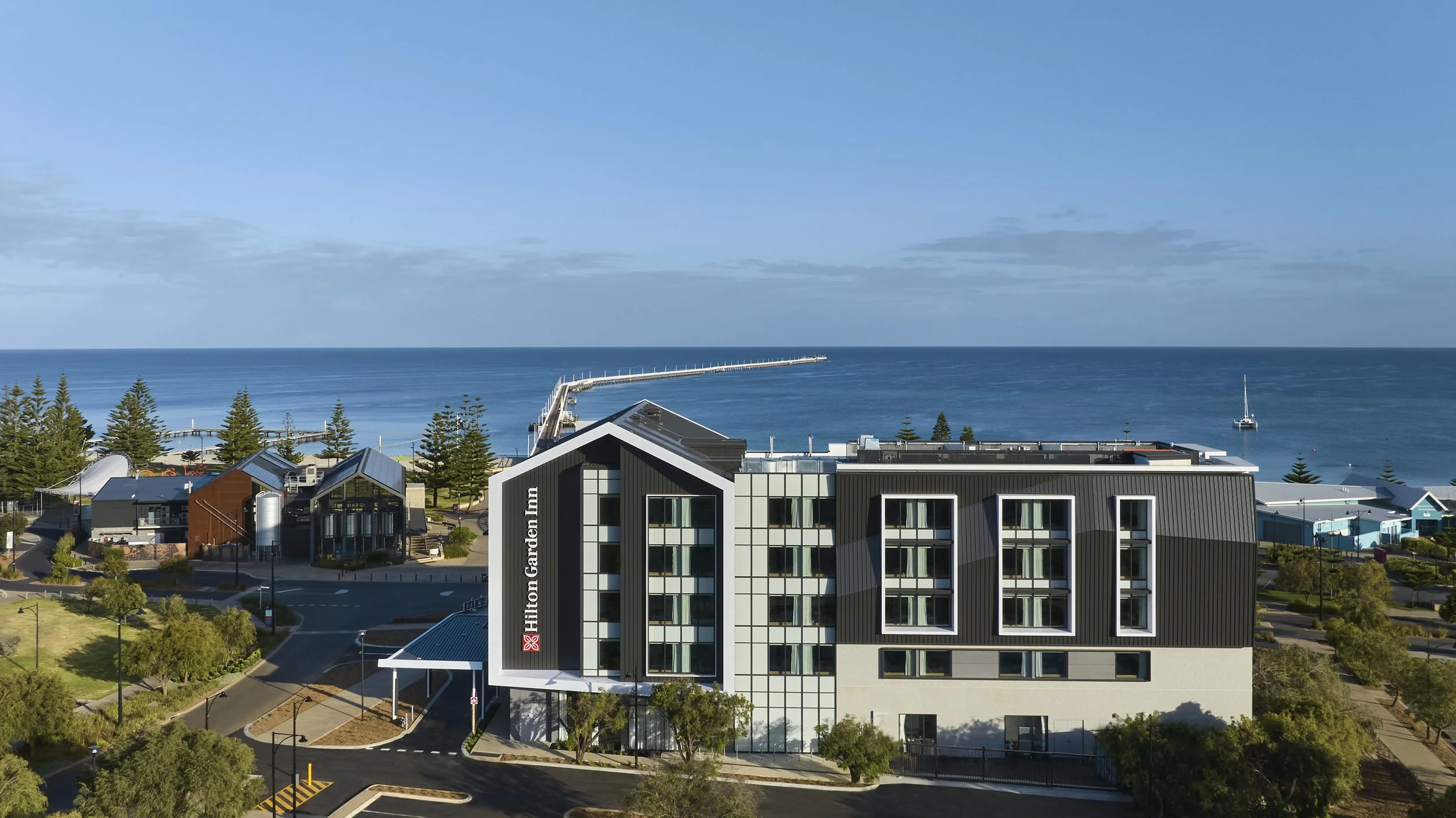 01_20231206_HILTON GARDEN INN BUSSELTON_Exterior Hero Morning Horizontal.jpg