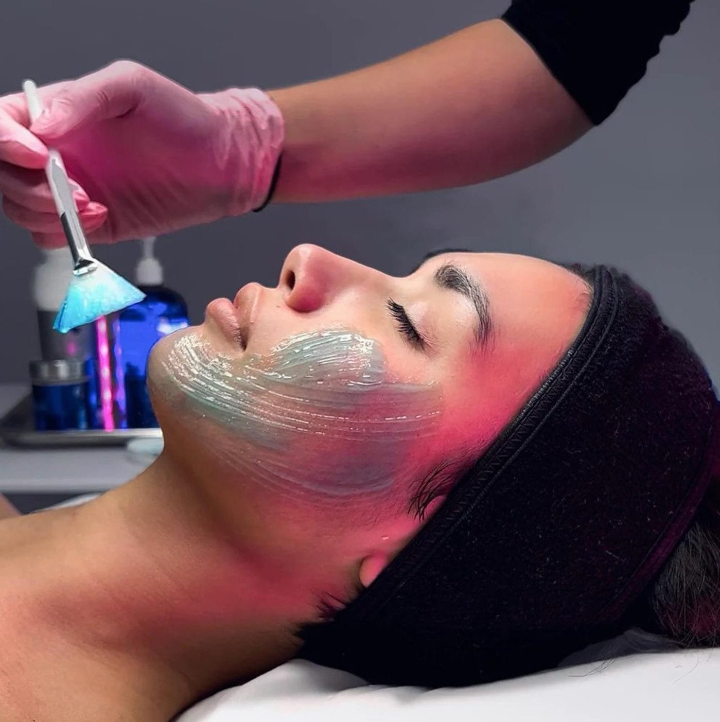 🧊🧊LAST MINUTE TOMORROW 🧊🧊
#cooloff with our icy globe &ldquo;fire&amp;ice&rdquo; facial 
PLUS our cooooling cryofreeze treatment on any area - combine both for just &pound;99!! 

❄️❄️Monday 10th only - DM for available time ❄️❄️

Cryofreeze is a 