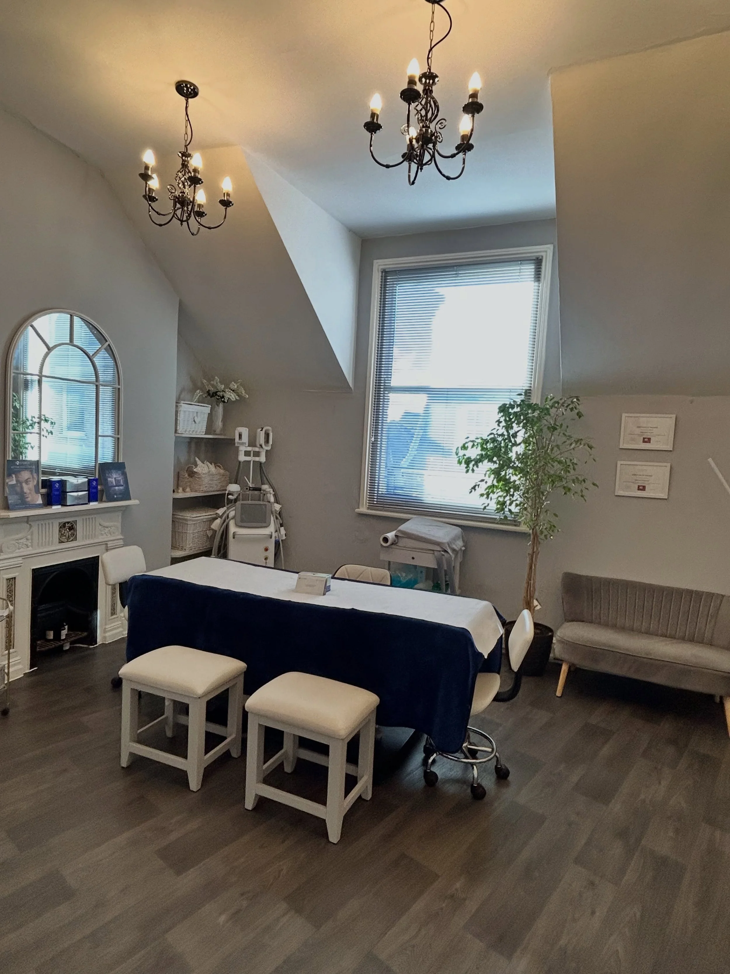 Skin Event - Quick Prep! 

Just taking 5 minutes to start preparing for tomorrow&rsquo;s skin education event. 

✨Feeling so blessed to have this BEAUTIFUL space in #newmarketsuffolk 

Watch this space for a sneak peak during the day tomorrow ✨

#ski