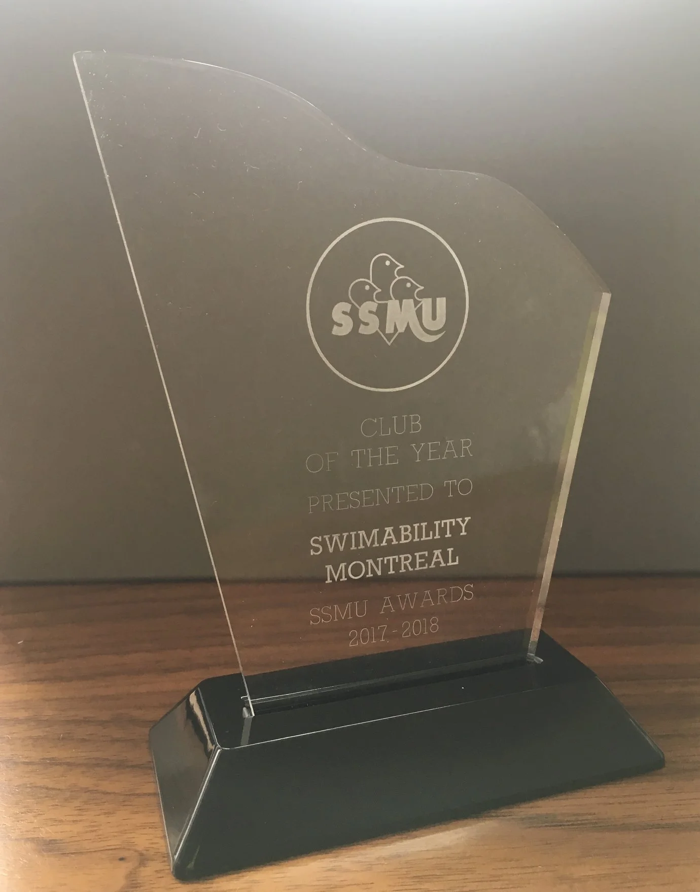 clear acrylic award with engravings, awarded to Swimability Montreal by SSMU for the 2017-2018 year