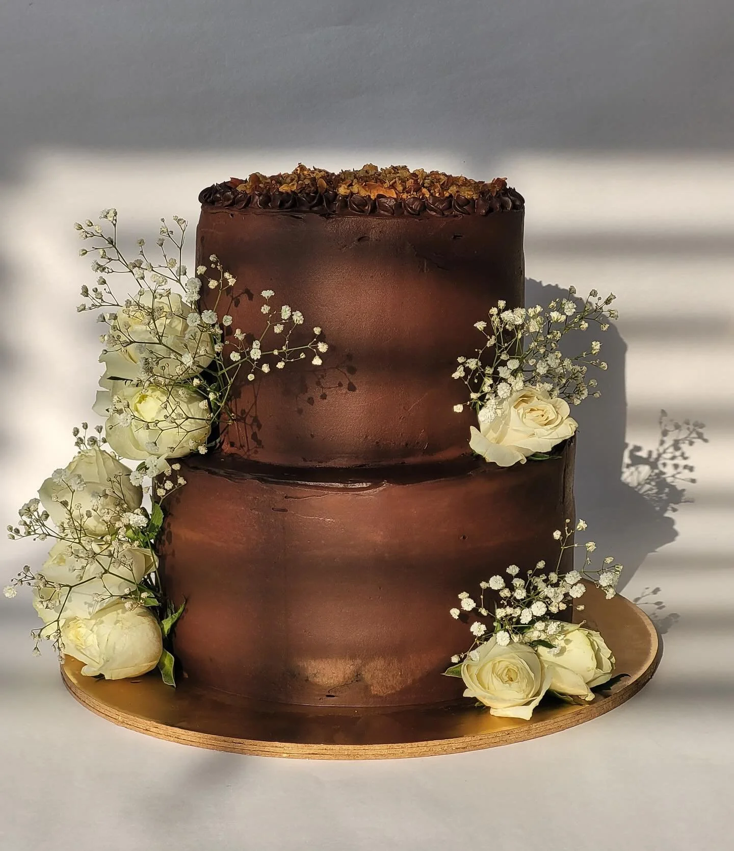 When deliciousness meets elegance&hellip; 🥀🪽 A mouthwatering mocha &amp; walnut cake for a very special engagement. Thank you @drishti.worldofscrunchique for making us a part of your special day! 

To celebrate your sweet memories with The Bearded 