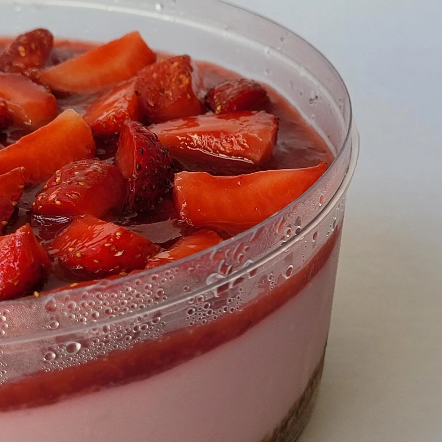 Tangy, sweet, and irresistibly creamy &ndash; this strawberry cheesecake tub ticks every box!

Swipe to see our Berry Bash menu!
.
.
.
.
.
.
.
.
.
.
#cheesecake #strawberry #strawberries #strawberrycheesecake #dessert #dessertlover #homebaker #baker 