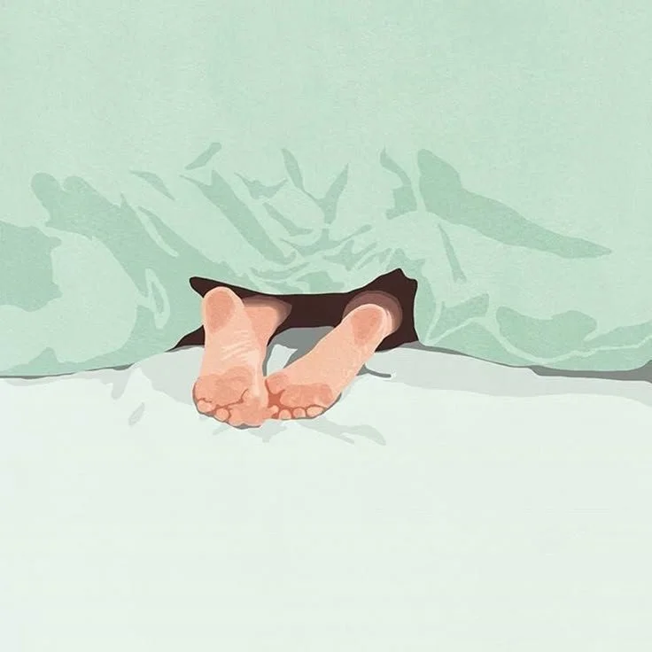 Un enfant qui dort sous la couverture avec ses pieds visibles dépassant du lit.