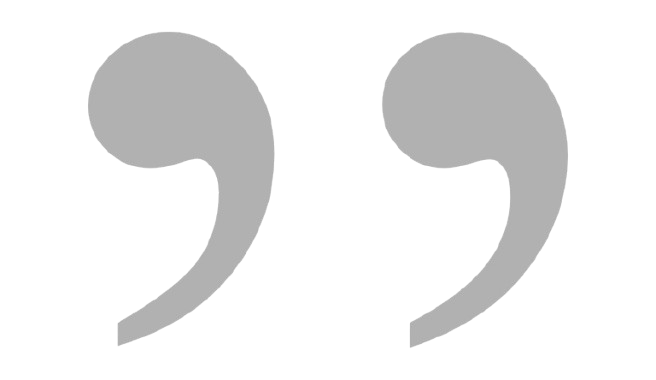 Zwei große, graue Anführungszeichen auf schwarzem Hintergrund.