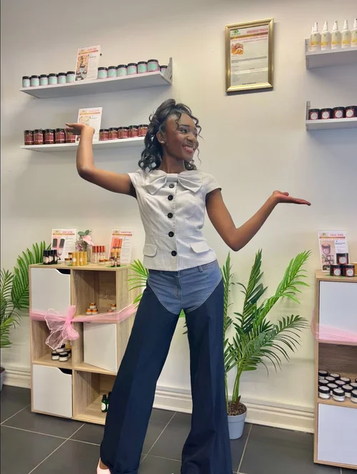 Latoya trading at the Teenage Market