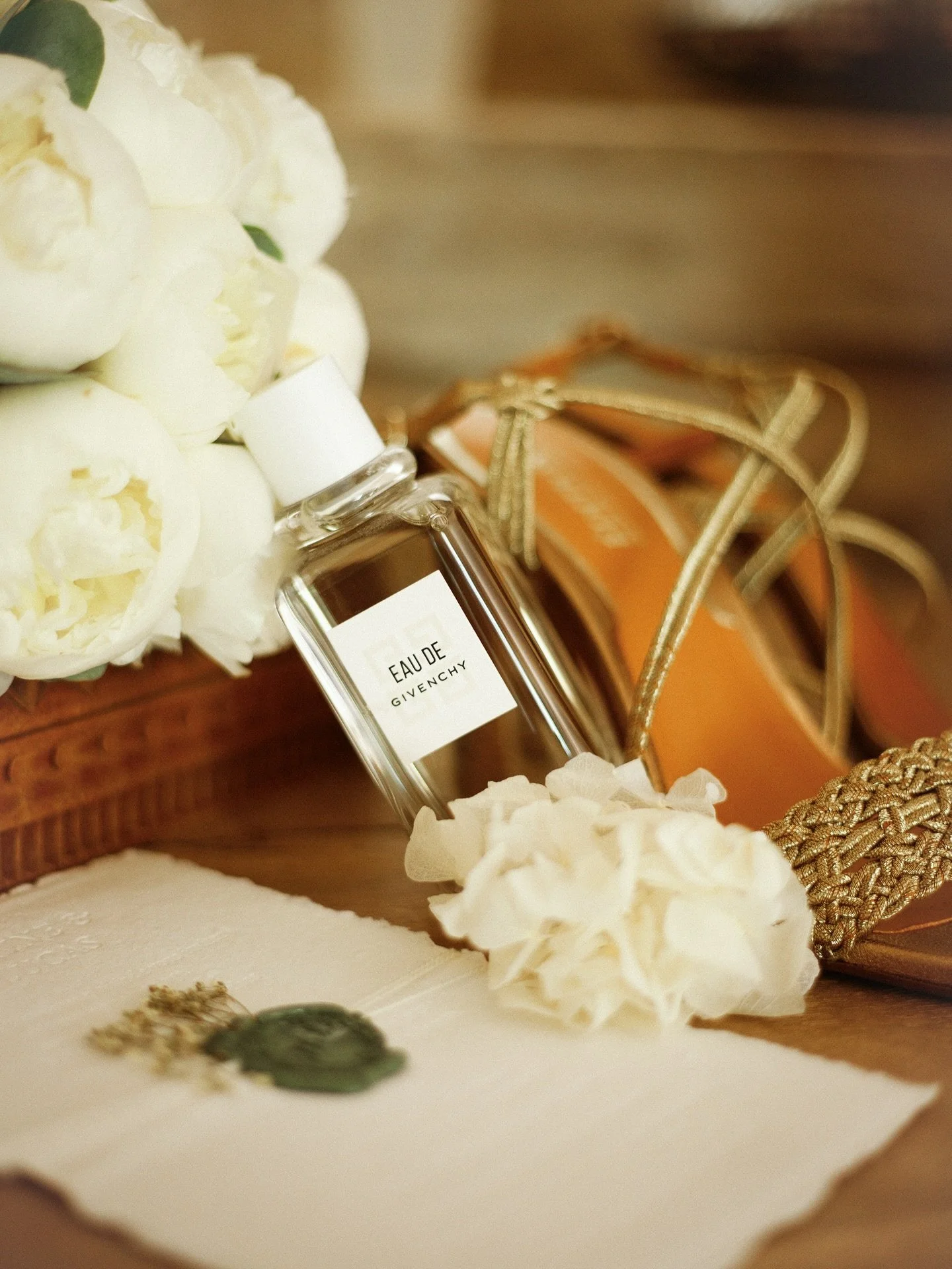 Un parfum, un sourire, des mains qui tremblent un peu&hellip; le c&oelig;ur bat plus fort, les &eacute;motions affleurent, et chaque d&eacute;tail devient souvenir. ✨

💍 : @valentine.g.esteban 
💇🏼&zwj;♀️: @smahaneandco 
🌿: @domaine.de.sarson 
___