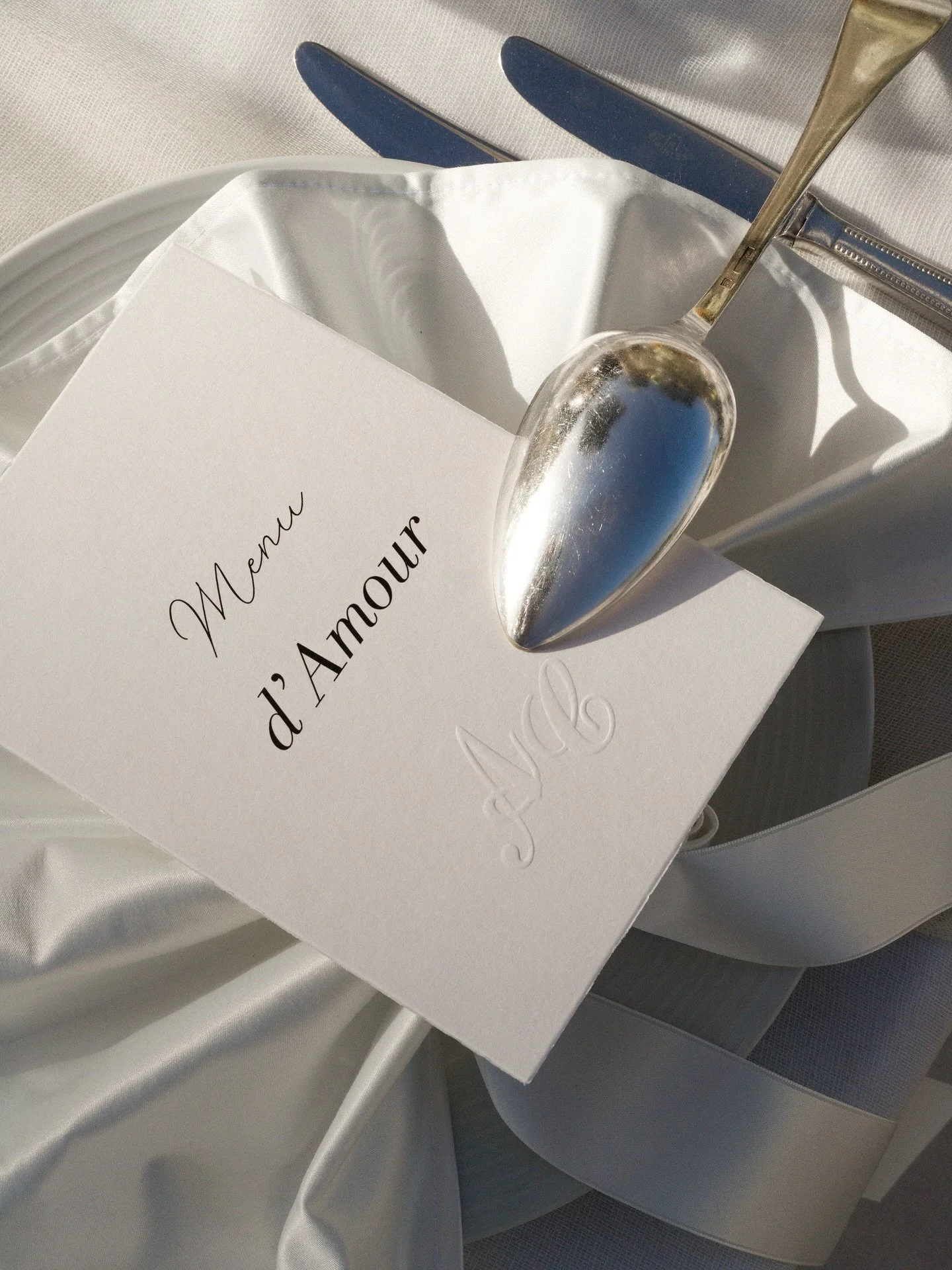 &laquo;&nbsp;Menu d&rsquo;Amour&nbsp;&raquo;

Chaque d&eacute;tail compte&hellip; m&ecirc;me ceux que l&rsquo;on savoure ! 

La magie d&rsquo;un mariage ne se joue pas que dans les grands moments&hellip;

Elle se cache aussi dans un pli de serviette,