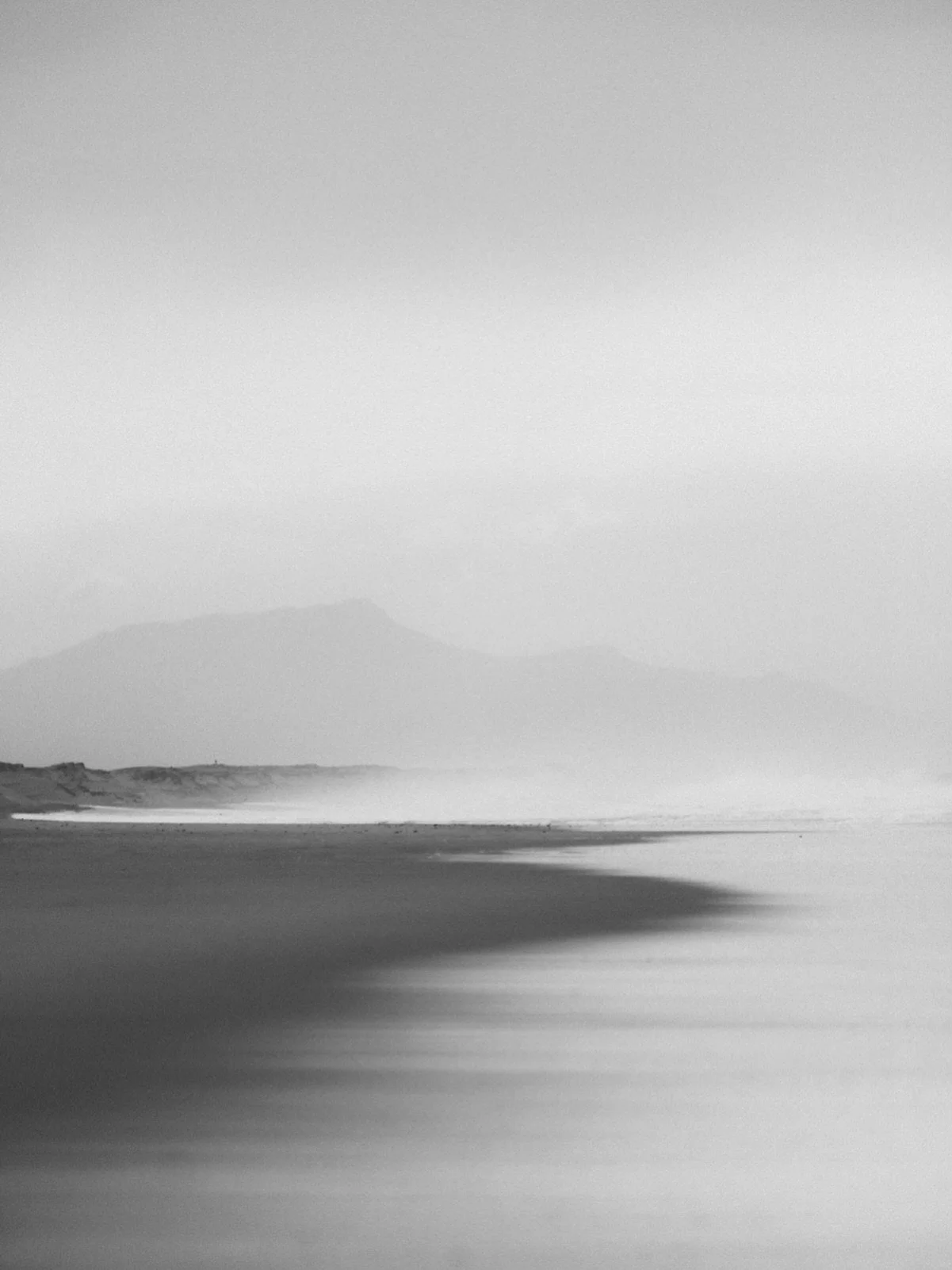 ocean feels in bnw 🤍

__________

#bnwminimalismmag #monochromatic #oceanfeels #bnwgreatshots #portugal #grainy #landscape #bnwsoul #oceanvibe #landscapephotography