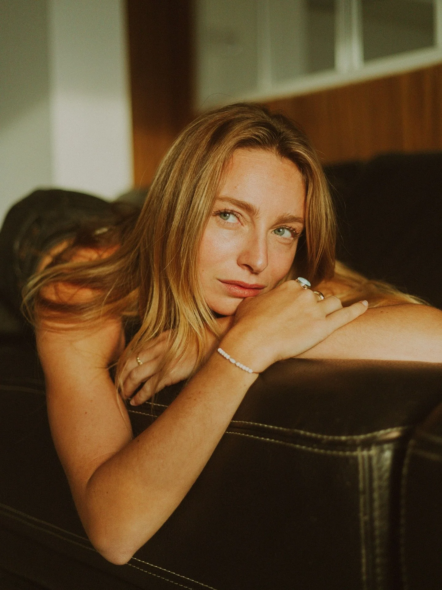 October vibes, last shoot w/ @sianathings 🤎

_________

#minimalstyle #moodytones #fallmood #portraitshoot