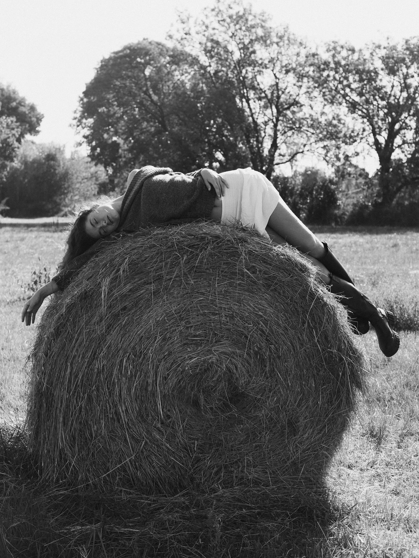 When monday feels like a poem written in the fields. 🤎

w/ @blancjustiiine 

_________ 

#moodytones #shootingday #bnwsoul #autumnalvibes
