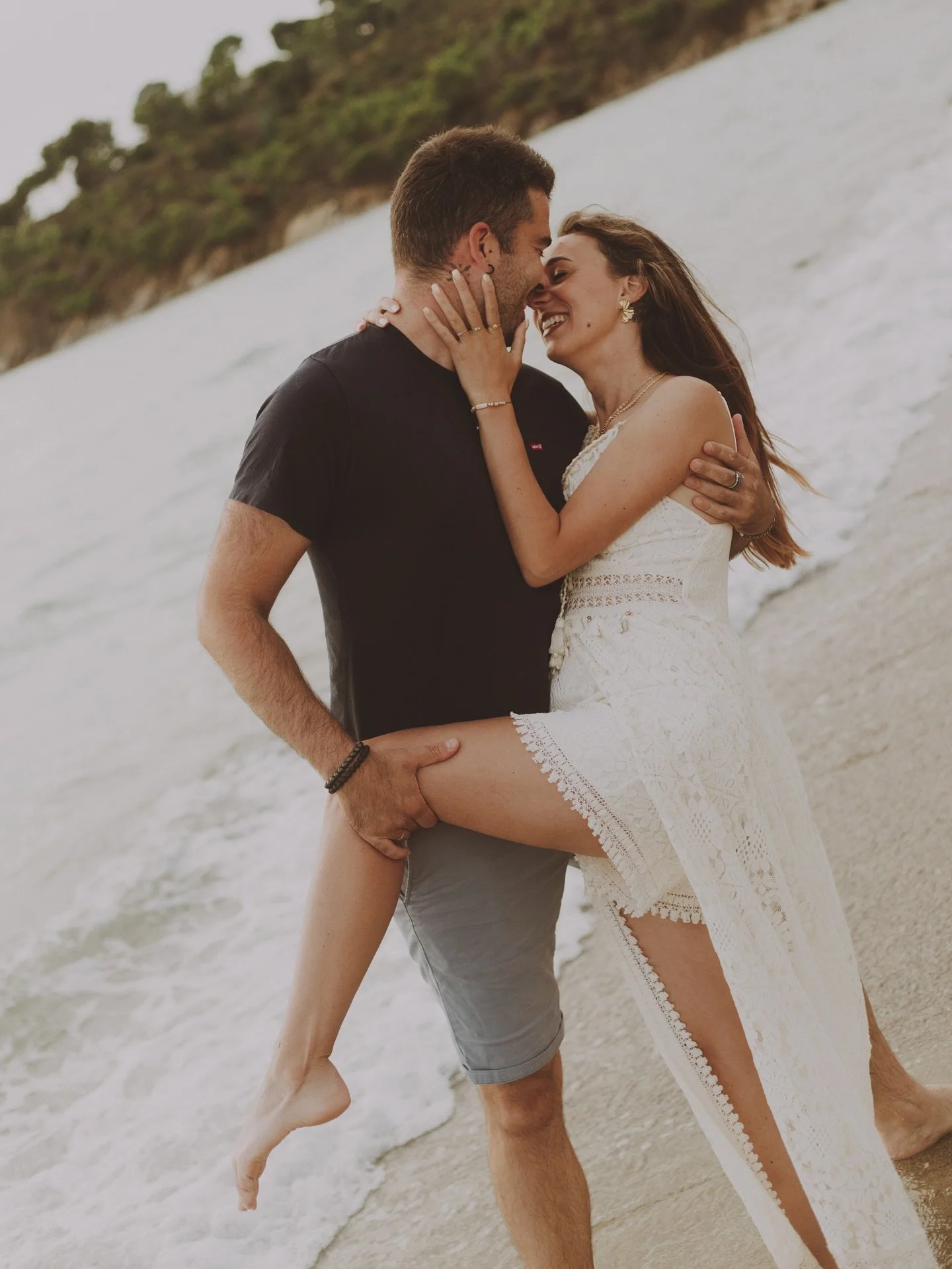 Deux &acirc;mes, un instant. ✨

Une belle s&eacute;ance en compagnie des amoureux du jour @charline.videau &amp; @lowhdn, o&ugrave; chaque sourire raconte une histoire et chaque regard promet l&rsquo;&eacute;ternit&eacute; ✨💍

#shootingoftheday #cou