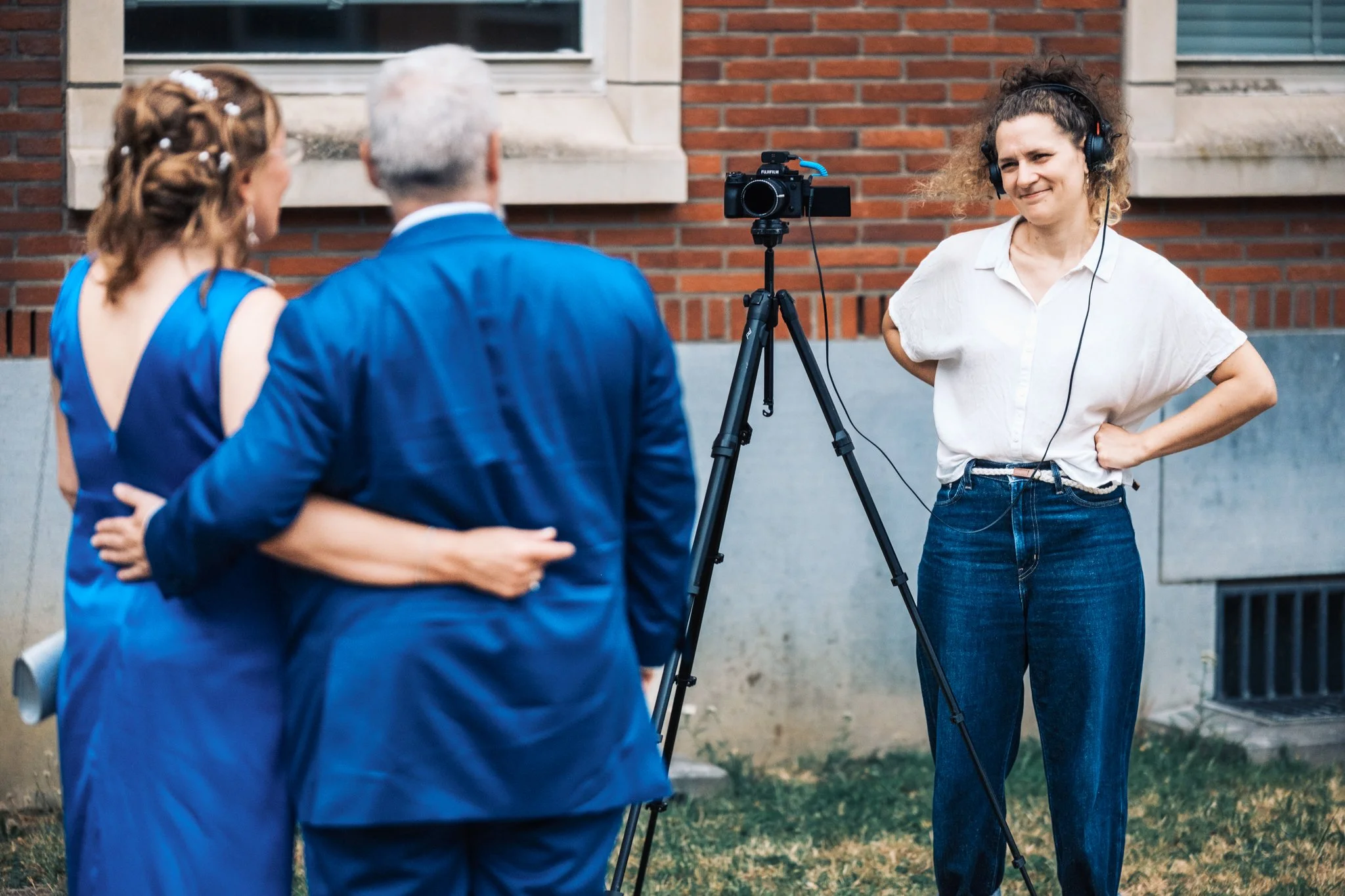 Fred en train de filmer l'interview des parents des mariés lors du mariage de Carla et Sébastien en 2025.