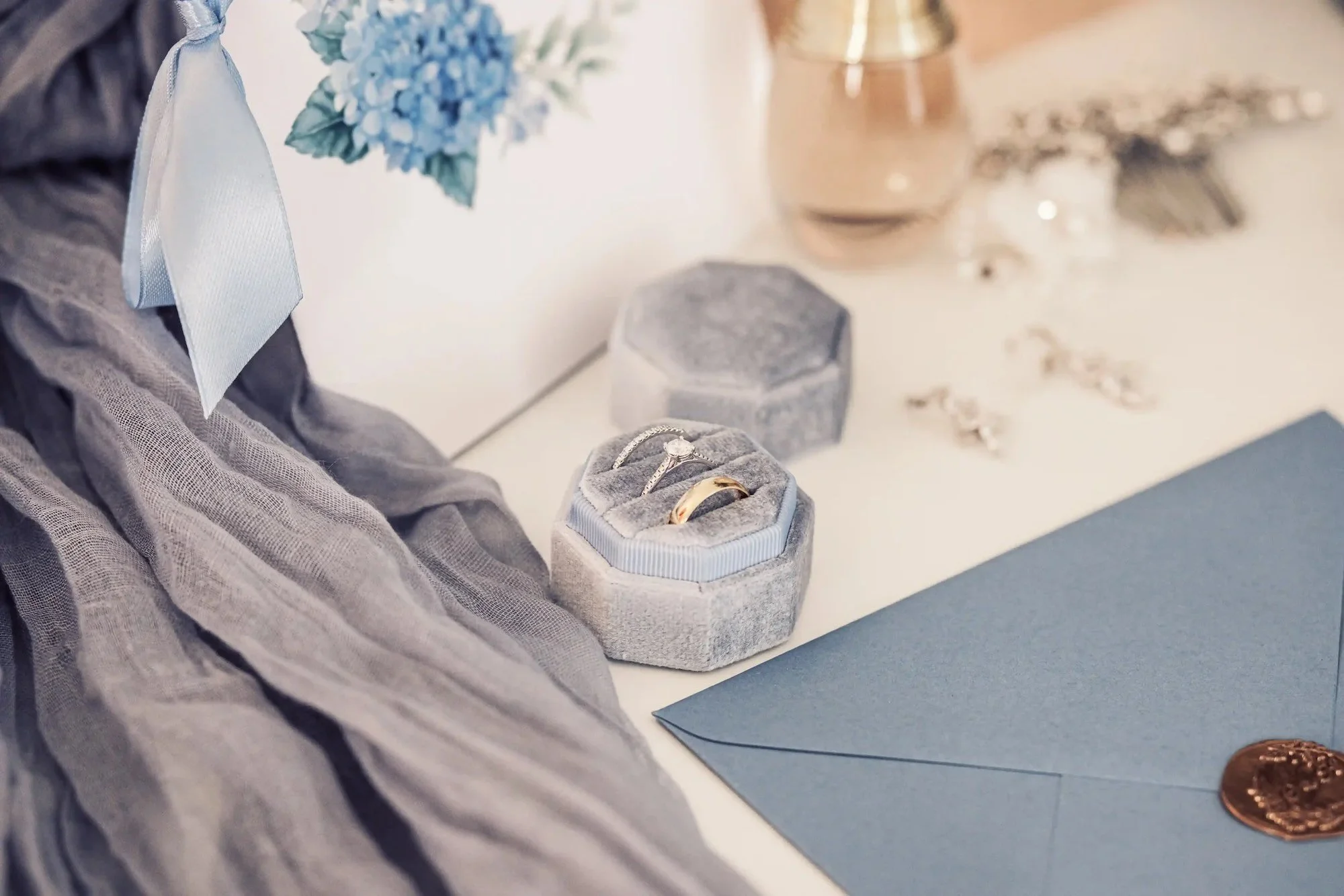 Anneaux de mariage posés dans un écrin - Photographe et vidéaste de mariage en Belgique À Tantôt Productions