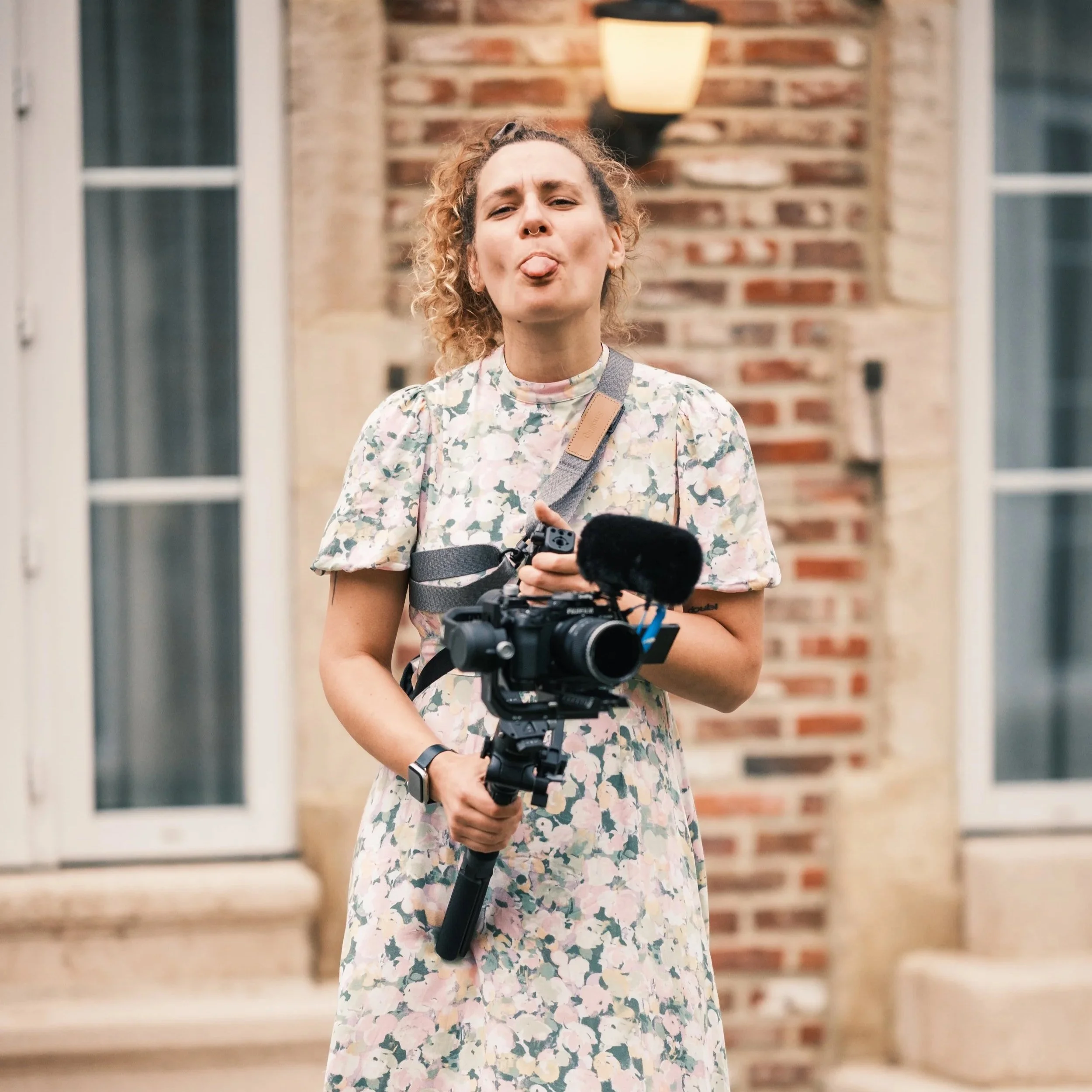 Fred, vidéaste de mariage en Belgique, tirant la langue à Mic le photographe