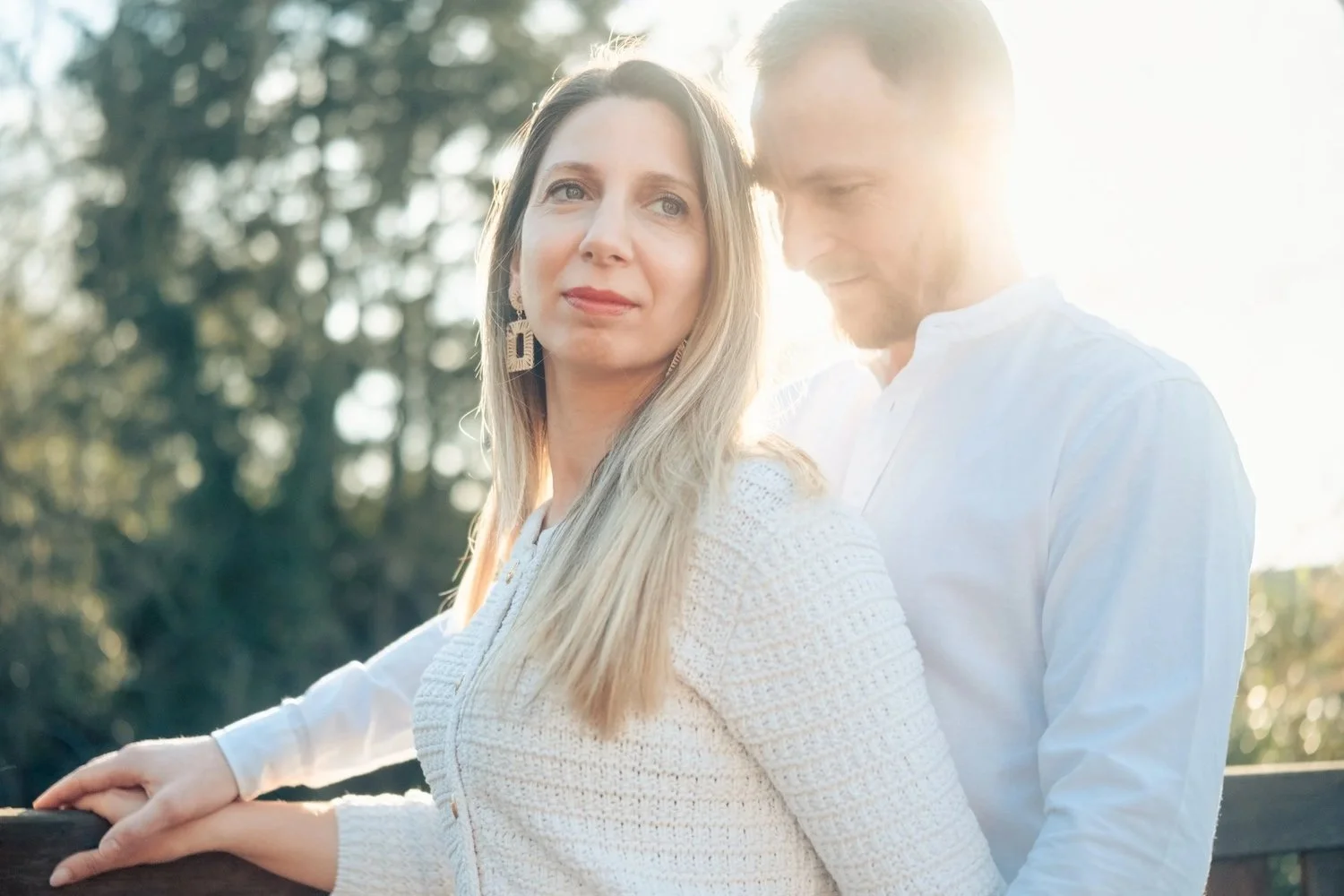 Portrait de mariés au soleil couchant, regard lumineux — formules photo et vidéo mariage en Belgique — À Tantôt Productions