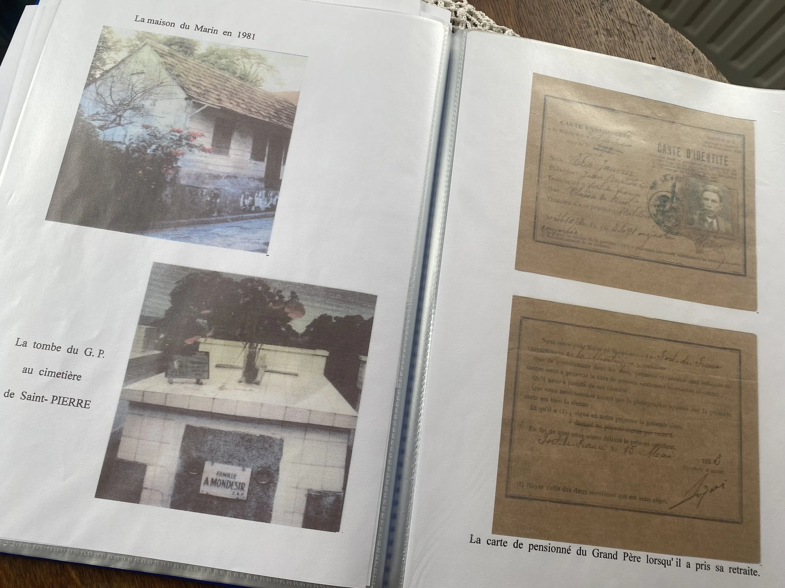 Album de famille laissé par le grand-père de Fred à sa mère, intitulé "Voilà d'où tu viens, n'oublies jamais", contenant photos et documents anciens.