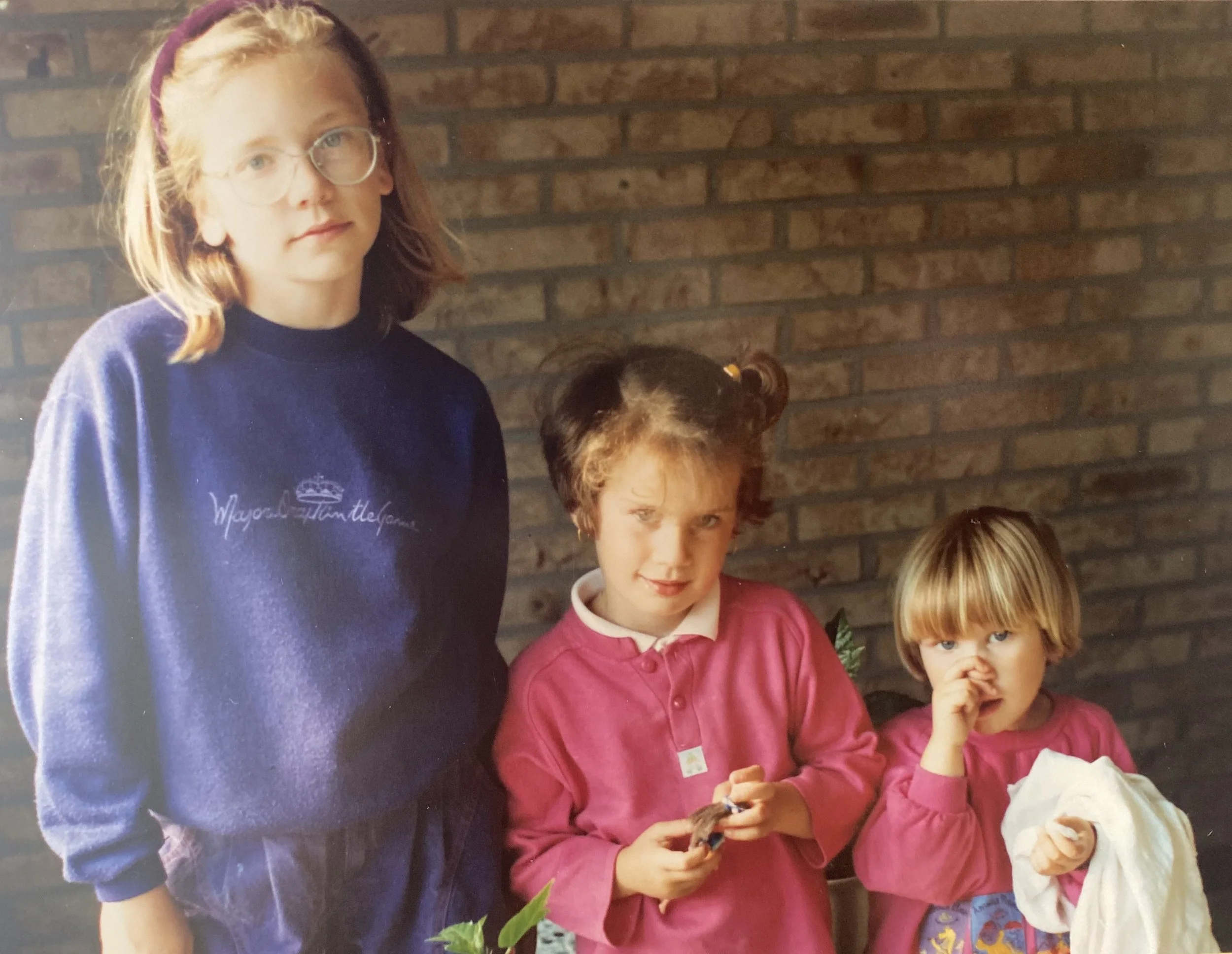 Photo des trois sœurs prise en 1990, Fred est la plus jeune à droite.