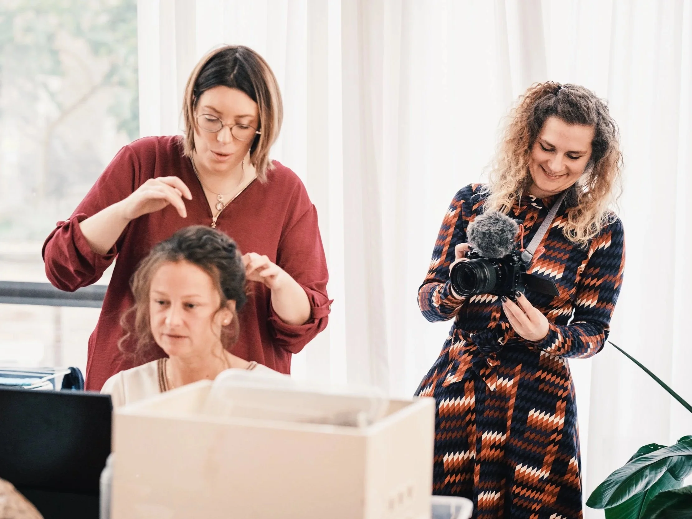 Fred, vidéaste de mariage en Belgique, filmant discrètement la préparation de la mariée pendant le maquillage — capturer les moments naturels sans interrompre.
