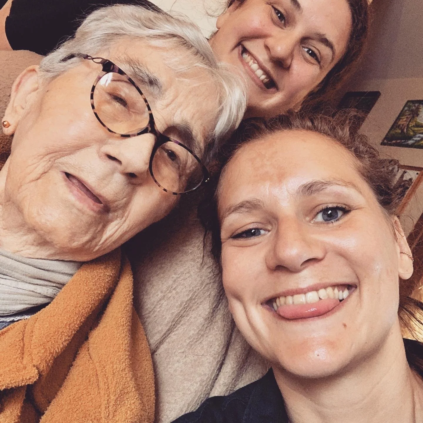 Fred en selfie avec sa grand-mère et une de ses sœurs lors d'une visite en 2020.
