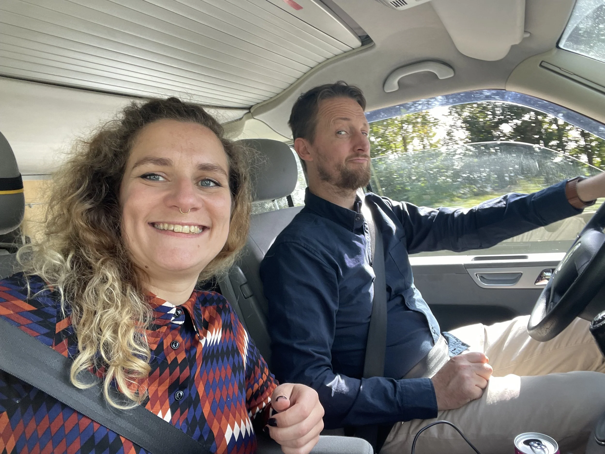 Fred et Michael, duo photographe et vidéaste de mariage en Belgique, en route vers un mariage — toujours ensemble, toujours dans l'échange.