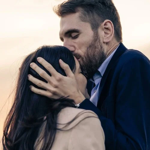 Couple s'embrassant tendrement — formule Sur le Chemin — À Tantôt Productions
