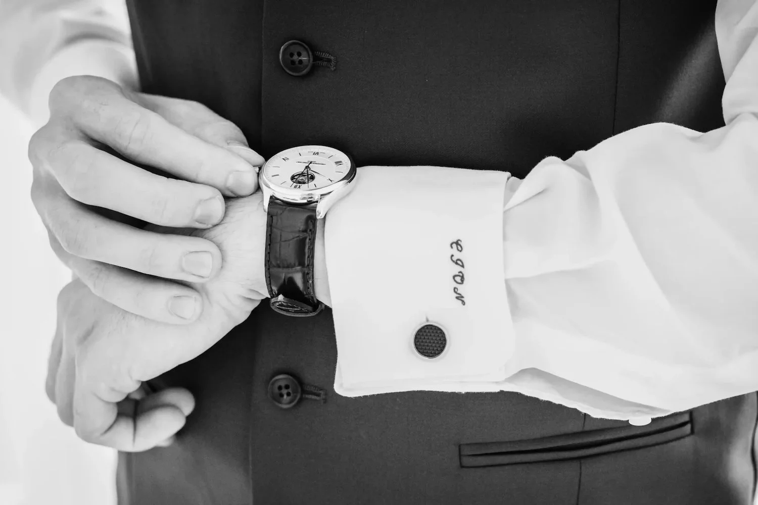 Détail montre et costume du marié - Reportage photo et vidéo de mariage en Belgique, À Tantôt Productions