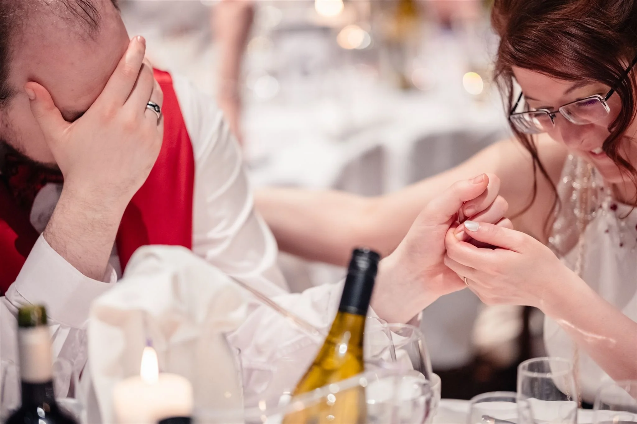 Mariés capturés en spontané pendant le repas de mariage, reportage naturel par À Tantôt Productions