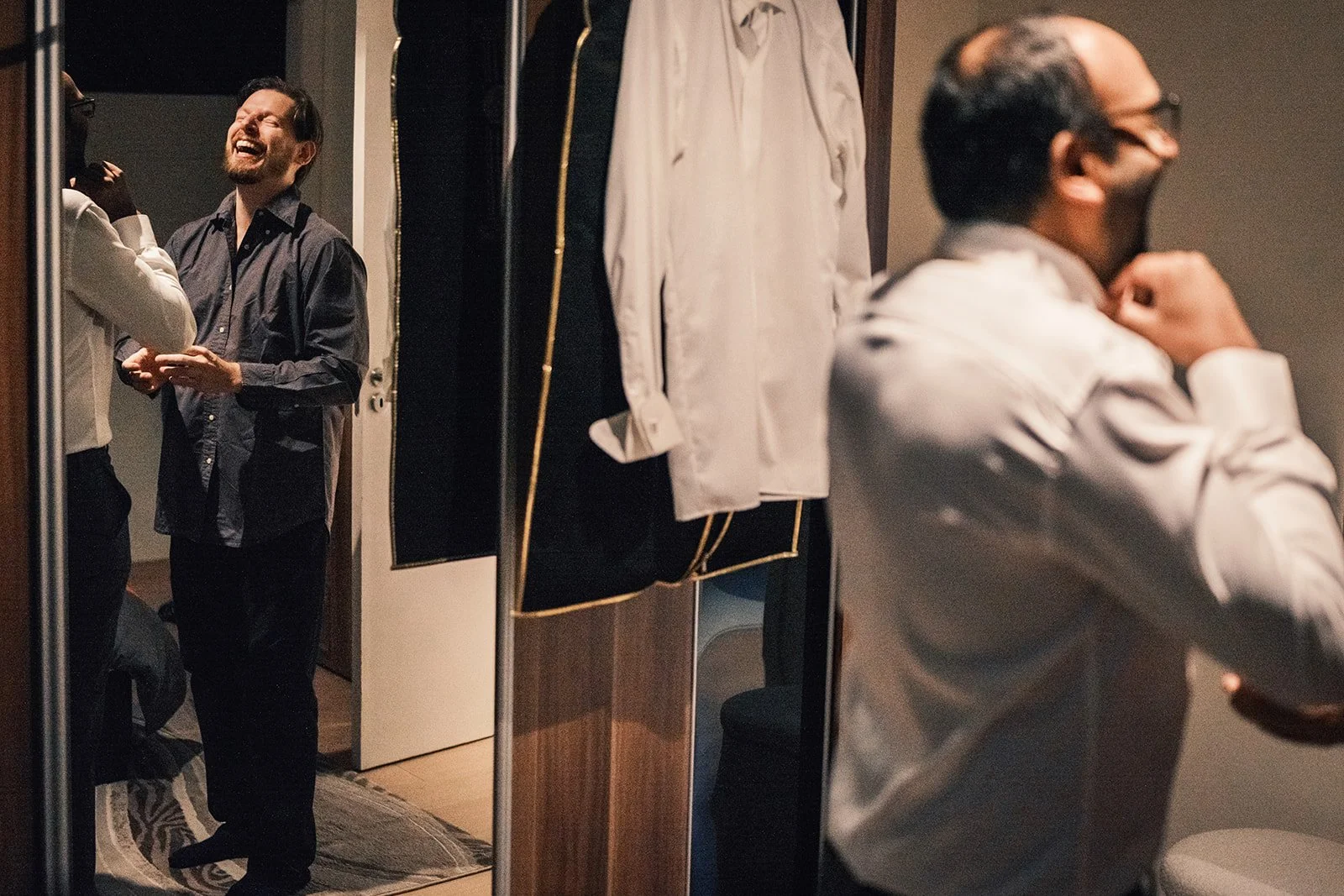 Préparatifs du marié le matin du mariage, reportage photo et vidéo discret par À Tantôt Productions