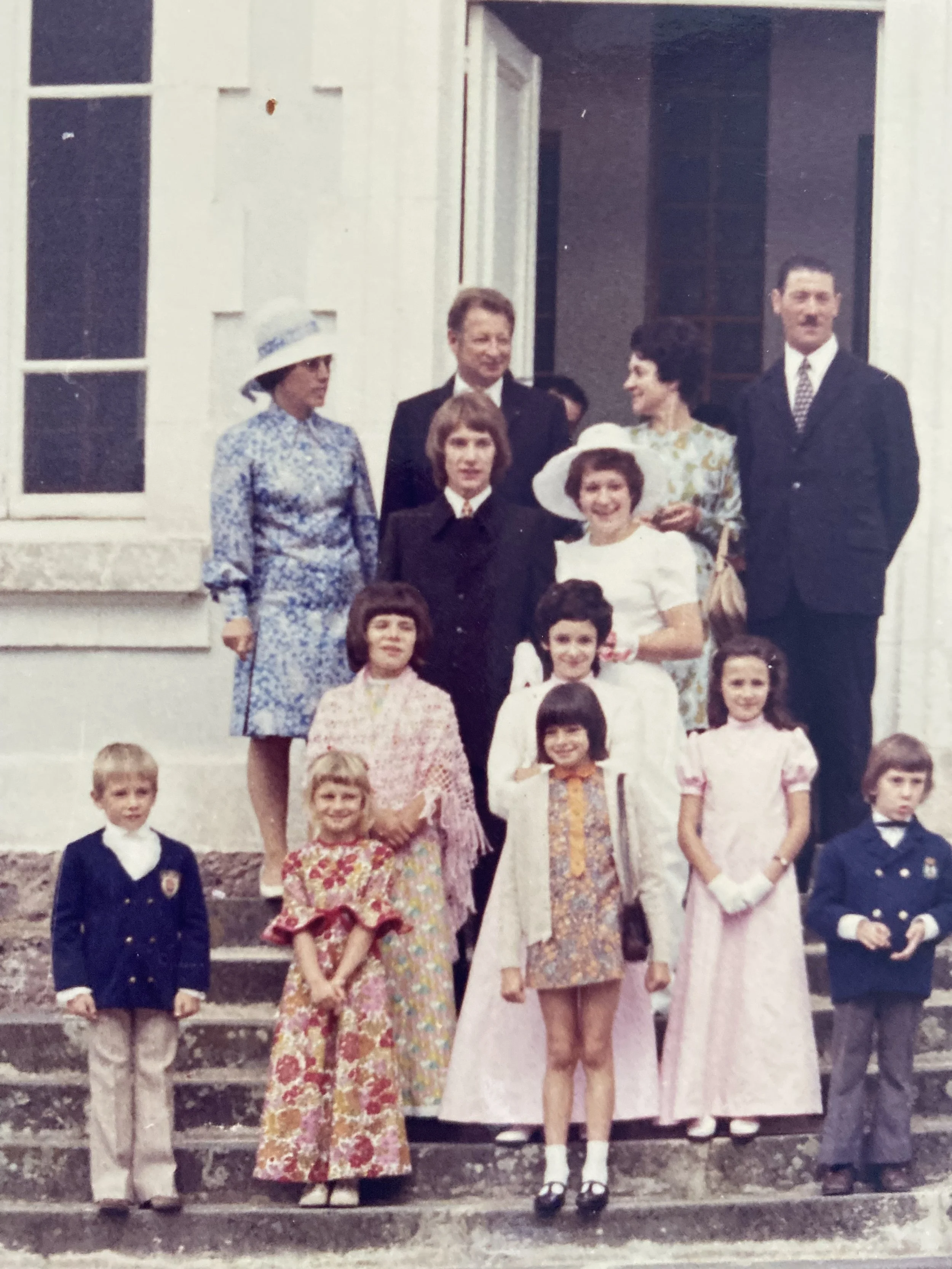 Photo de groupe sur les marches lors du mariage des parents de Fred en 1972.