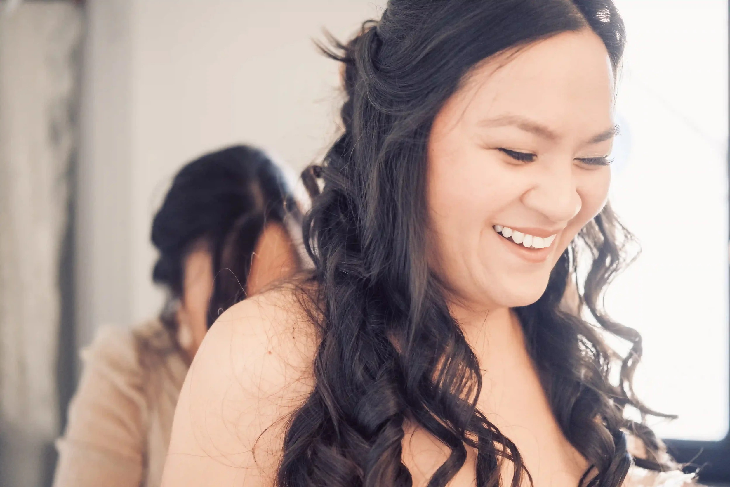 Fred filmant la préparation de la mariée lors du mariage de Cindy et Kristof en 2024.