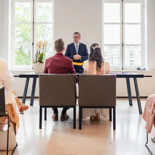 Cérémonie de mariage vue de dos en intérieur lumineux — formule Un Bout de Chemin — À Tantôt Productions