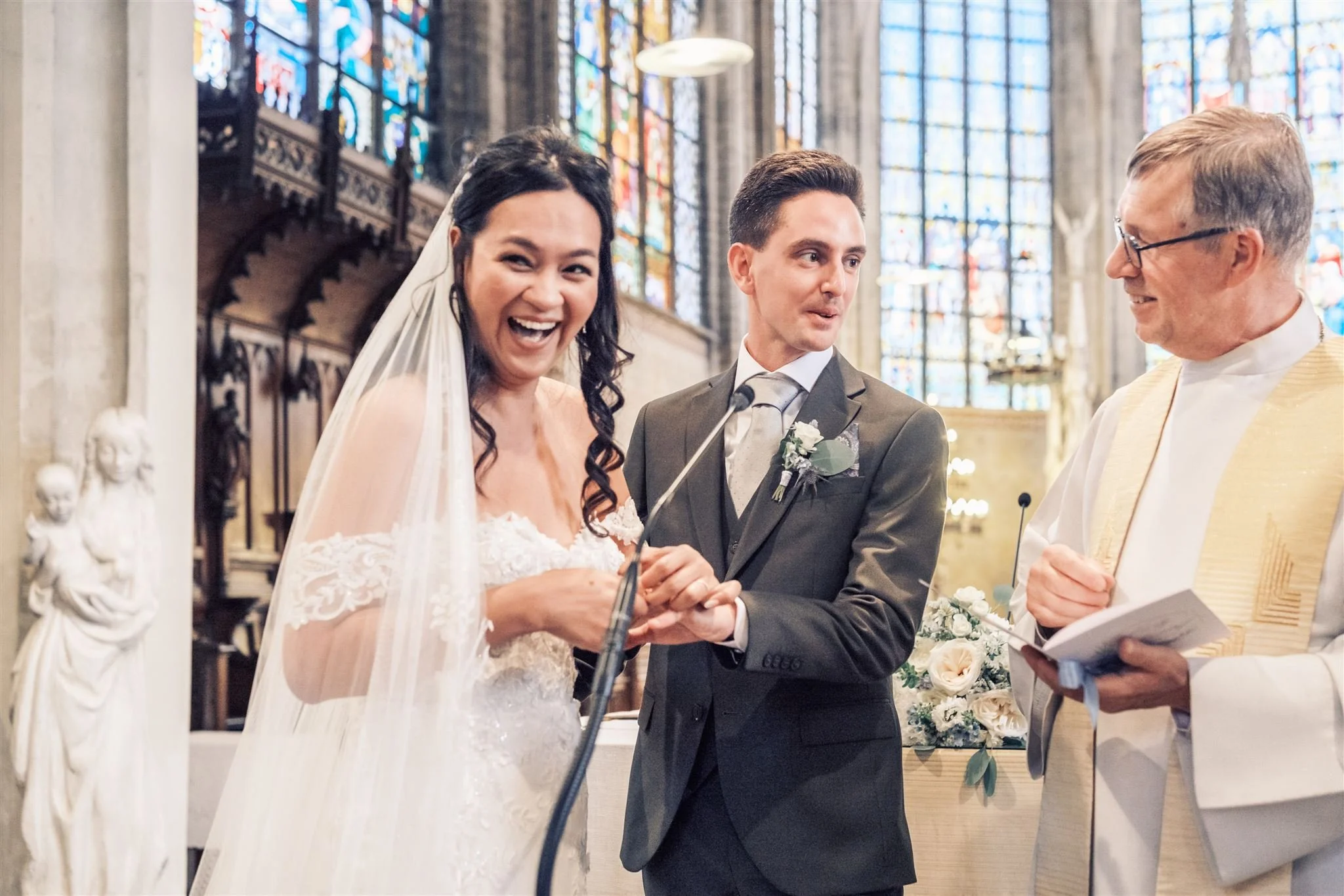 Éclat de rire des mariés pendant la cérémonie religieuse, photographe et vidéaste de mariage en Belgique
