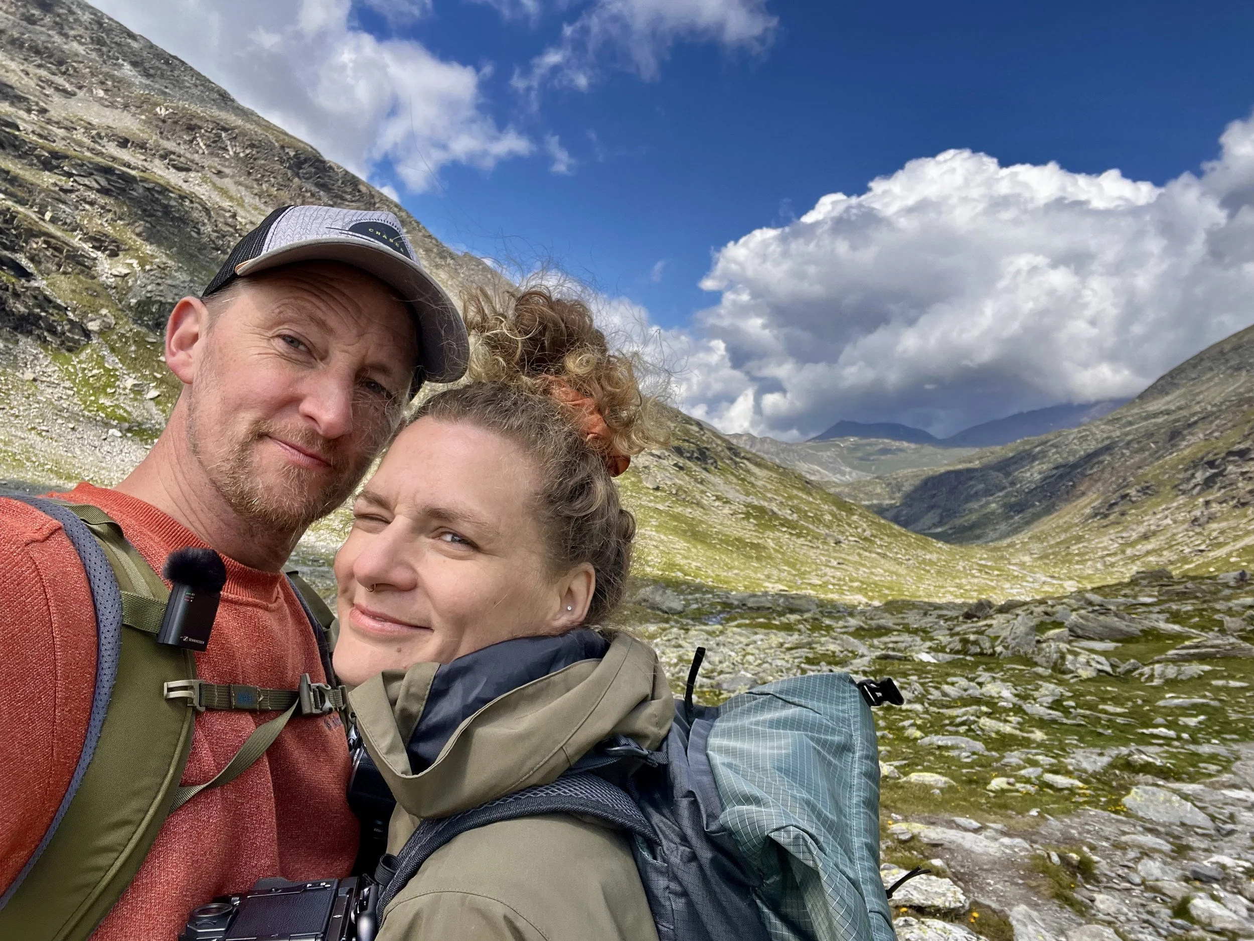 Michael et Fred, duo photographe et vidéaste de mariage en Belgique, en randonnée en montagne — un vrai duo dans la vie comme sur le terrain.