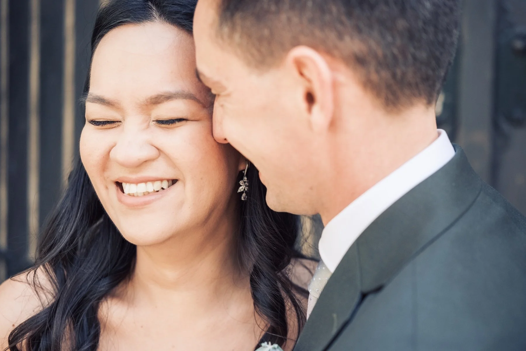 Portrait rapproché d'une mariée qui sourit, joue contre joue avec son mari – reportage photo de mariage