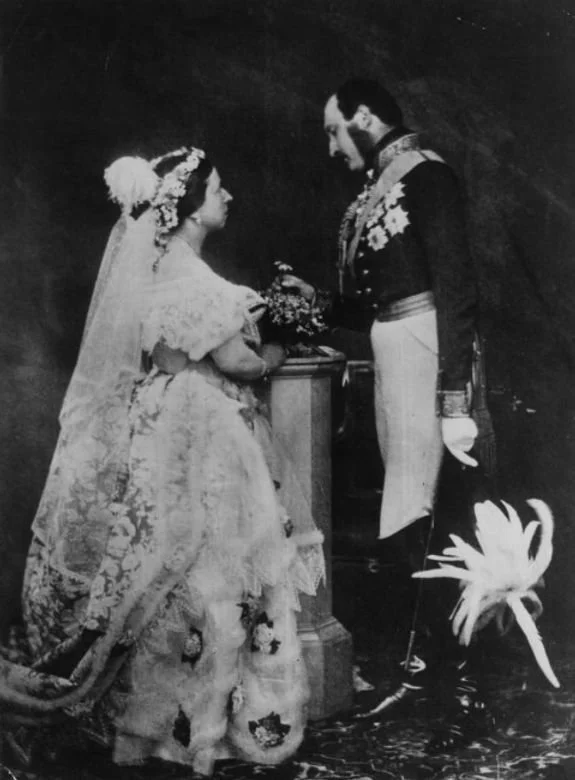 Photographie de la reine Victoria et du prince Albert en tenues de mariés, prise par Roger Fenton au palais de Buckingham en 1854.