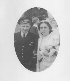 Photo de mariage des grands-parents maternels de Fred en 1952, portrait ovale en noir et blanc.